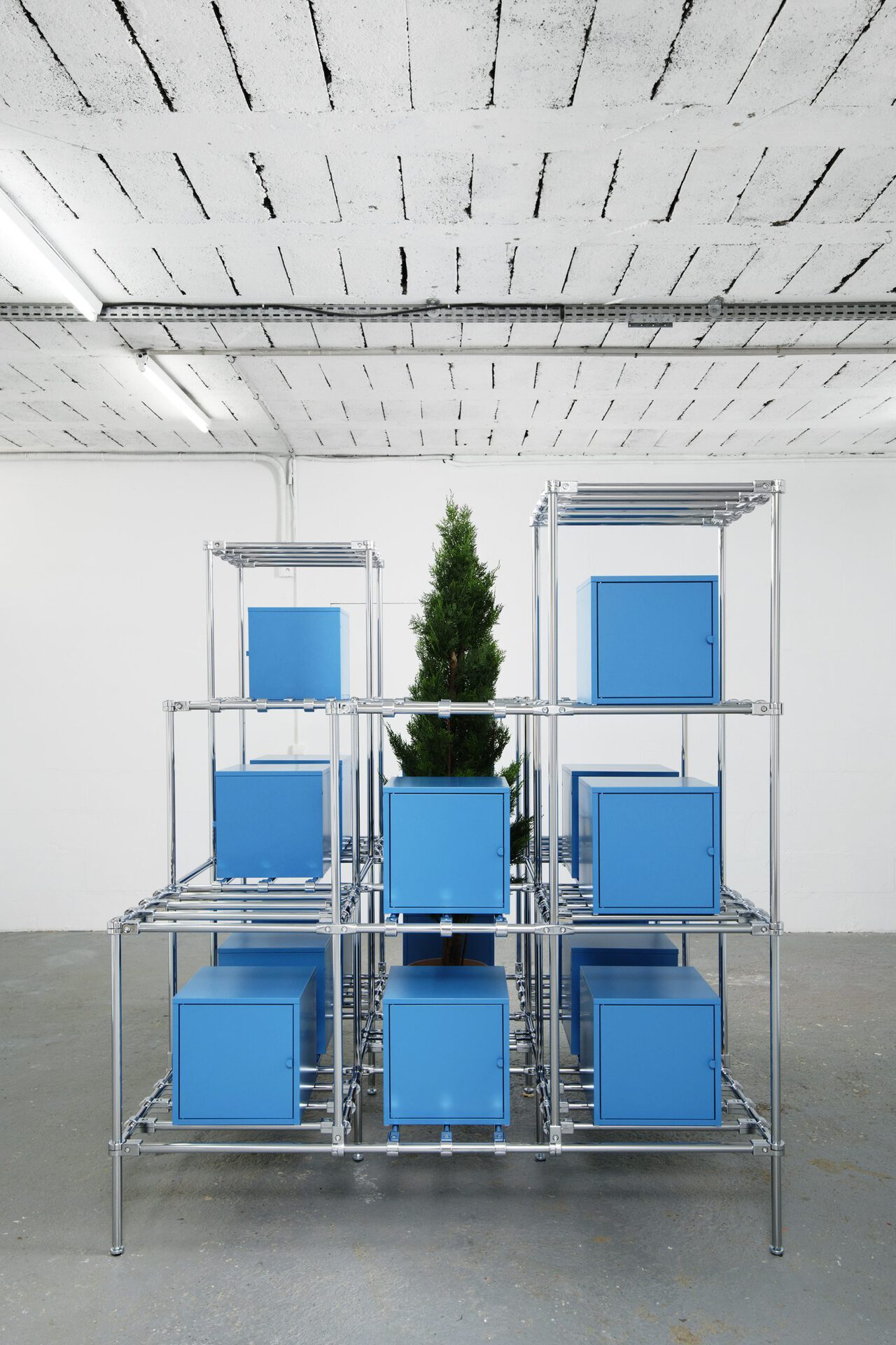 Antoine Duchenet, Dazzling Migelo, 2021, selected objects on chromed display, 185x185x200 cm.