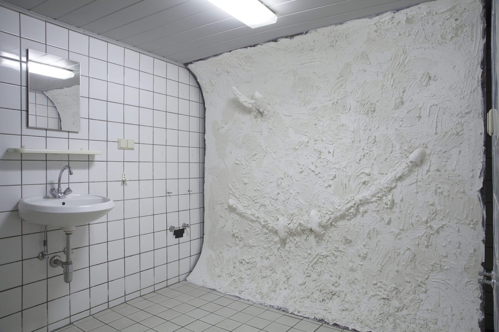 In the shower room: Valentin Aigner, leere Attraktionen, 2021, plywood, fiberglas fabric, plaster, acrylic, installation, 240 x 208 x 45cm
