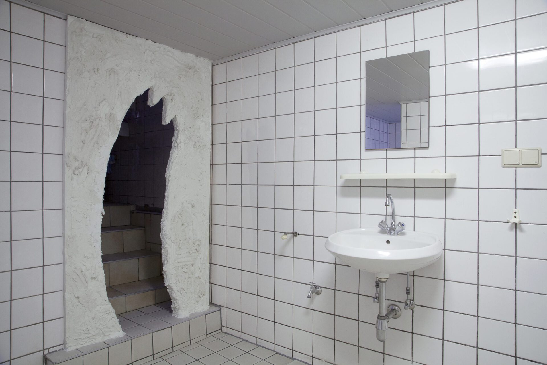 In the shower room: Valentin Aigner, leere Attraktionen, 2021, plywood, fiberglas fabric, hard foam board, plaster, installation, 200 x 85 x 10cm