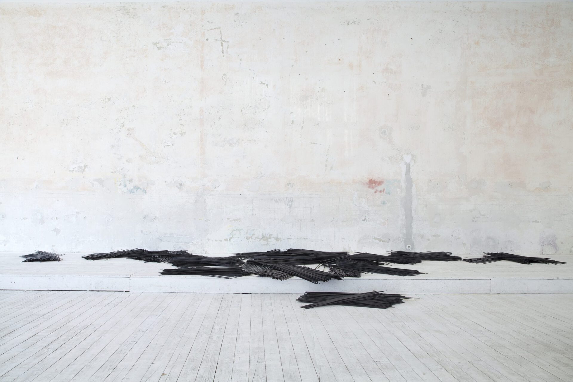Katharina Fink, liegend #2, 2021, black painted bamboo sticks, installation, variable dimensions