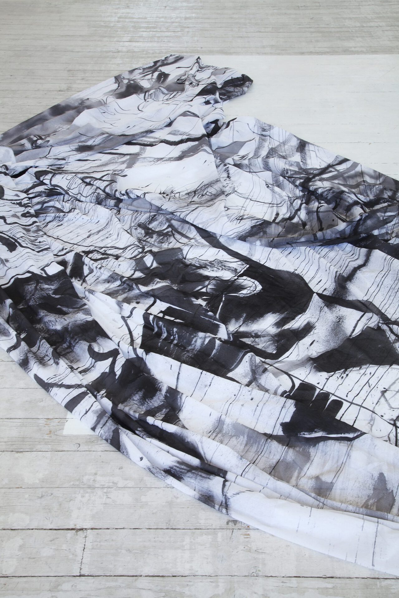 David Elias Schilling, die Welt ist ausgegangen (detail), 2021, ink on cotton, each 4 x 10m