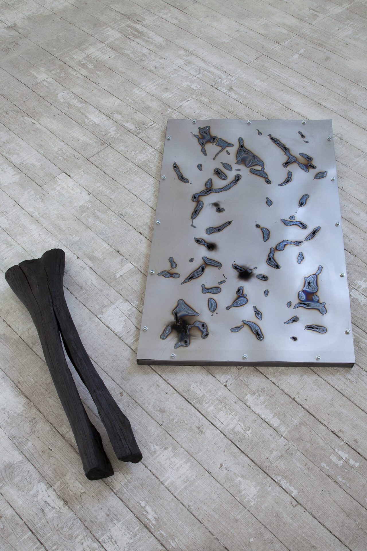 Clemens Tschurtschenthaler, ASCHE, 2021, waxed sheet steel, crude steel, coal, installation, variable dimensions