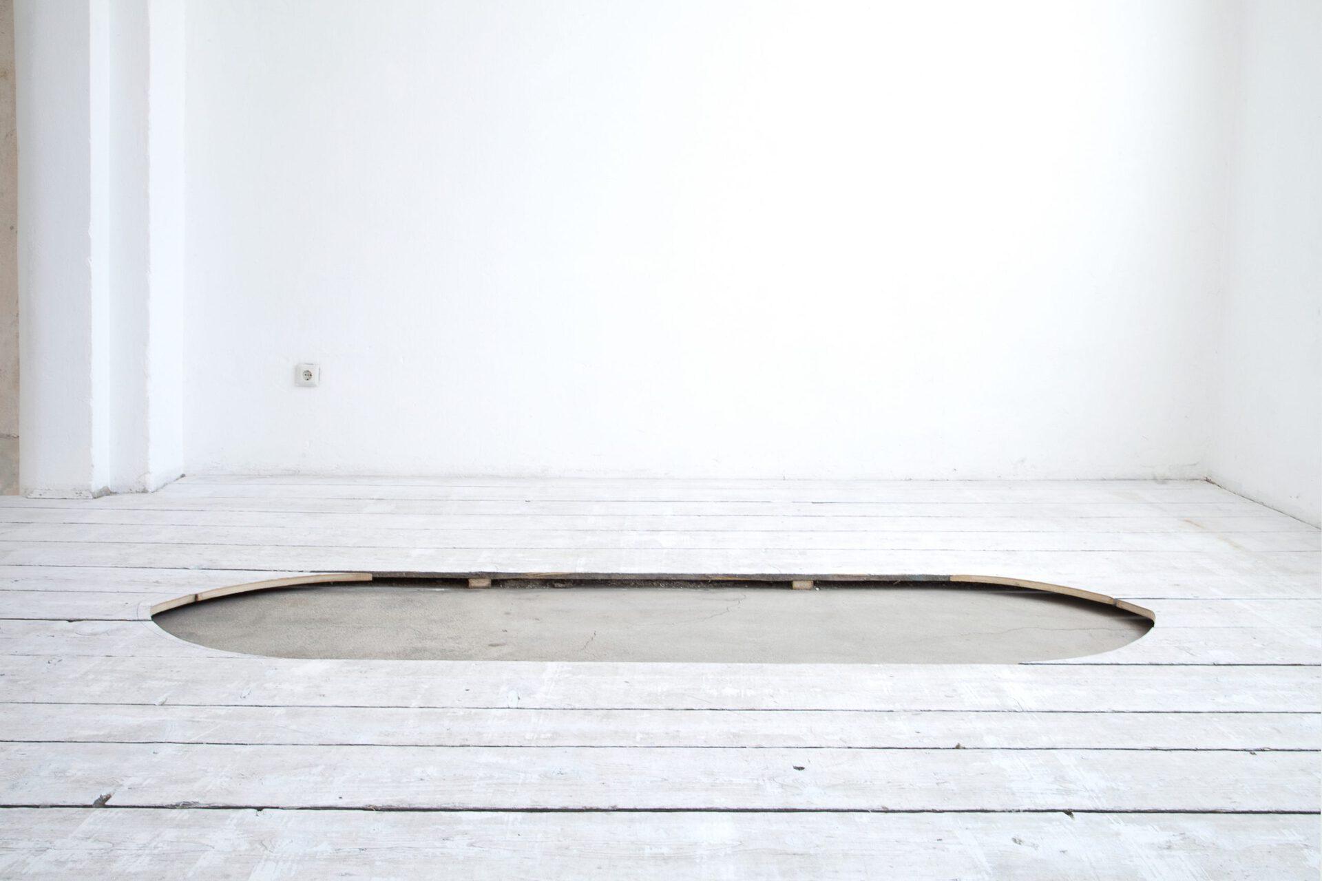 Valentin Aigner, leere Attraktionen, 2021, wood, concrete, installation, 230 x 75 x 5cm