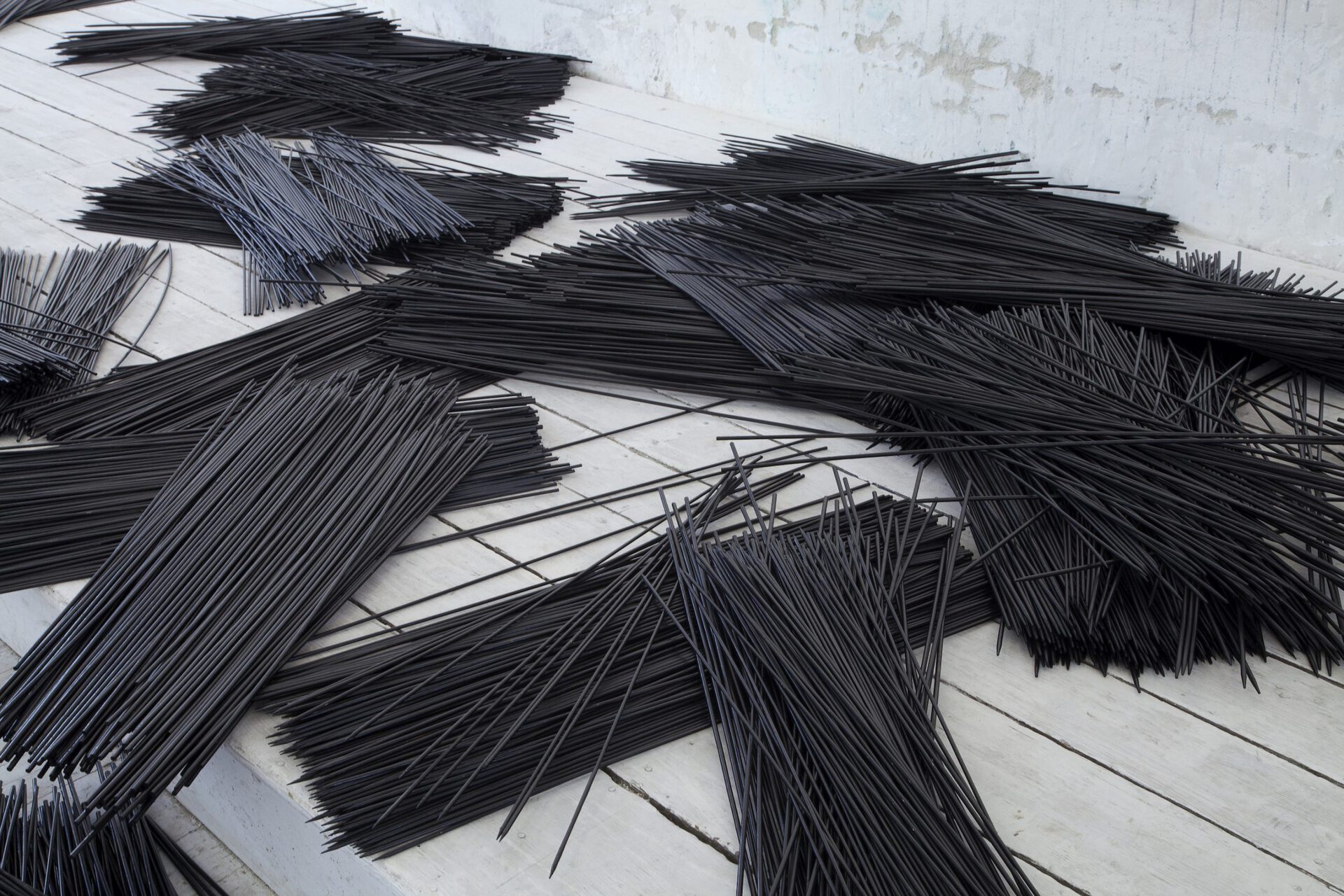 Katharina Fink, liegend #2 (detail), 2021, black painted bamboo sticks, installation, variable dimensions