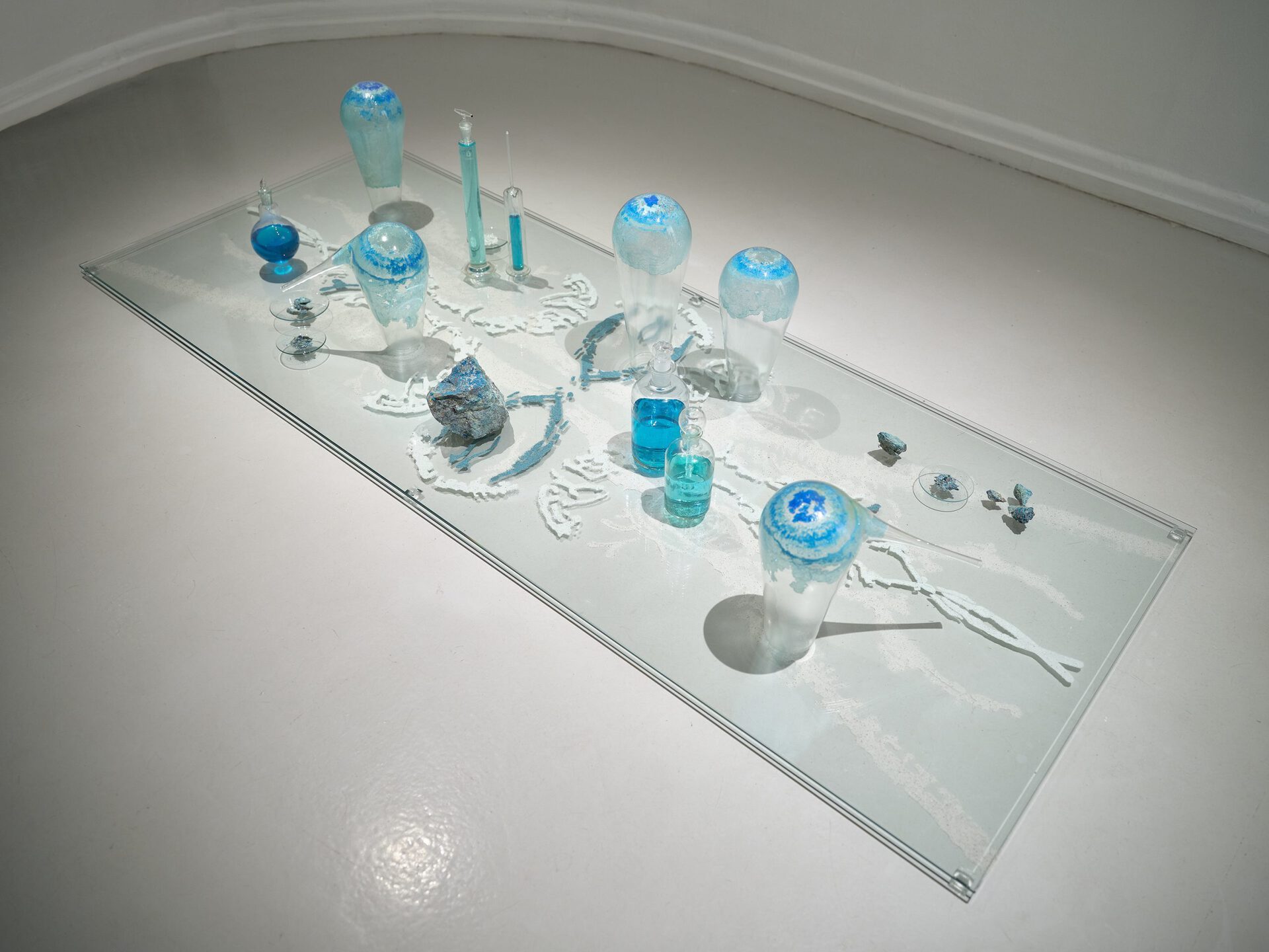 Elsa Salonen, The Colour of Whale Fossils’ Songs, 2020-2021, salt, copper-containing chrysocolla stone from the Atacama desert, Chile, copper sulfate, vinegar, glass, 180x70x33 cm