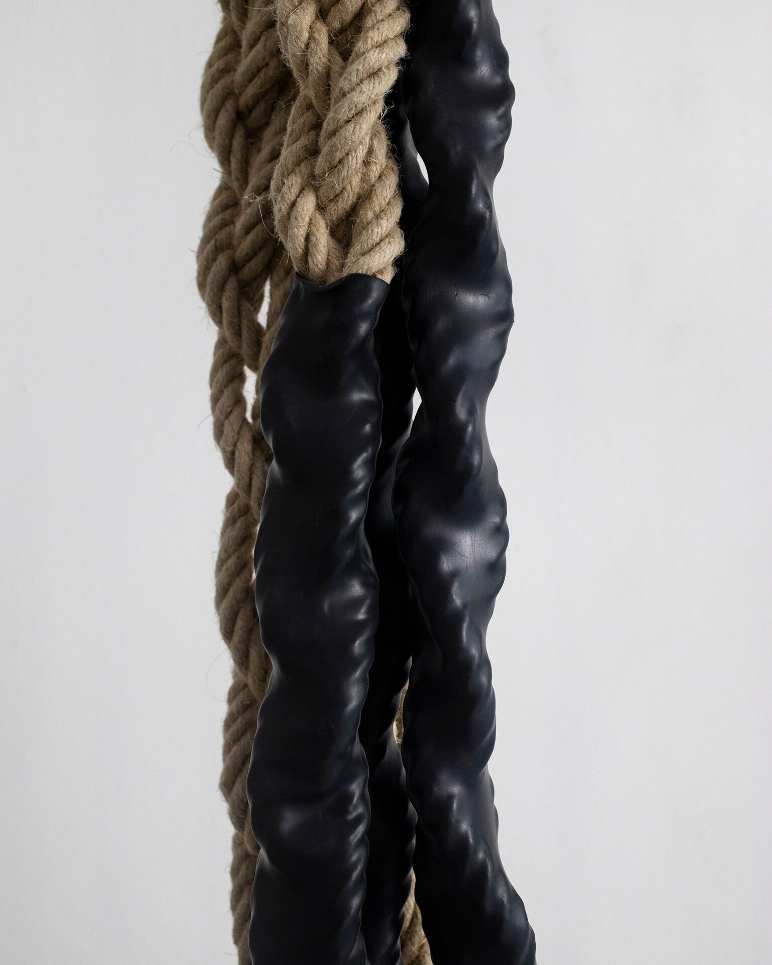 Una Szeemann, As we lay on fingers, 2021, Rope, shrinking tube, metal, 920 x 20cm, variable (detail)