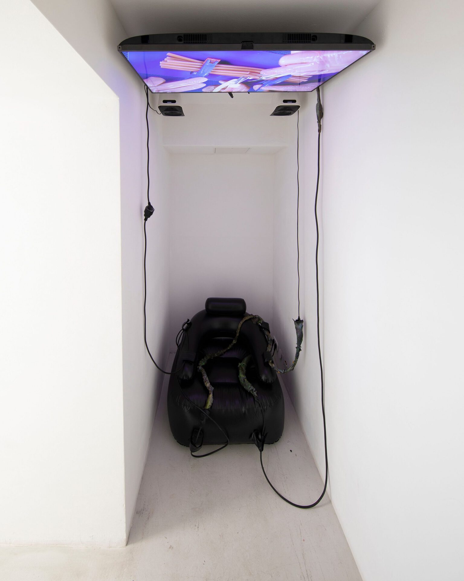 Lotte Meret, To Fear, Hope and Desire Again, 2020, Video- & spatial installation 14:38 min, 2K