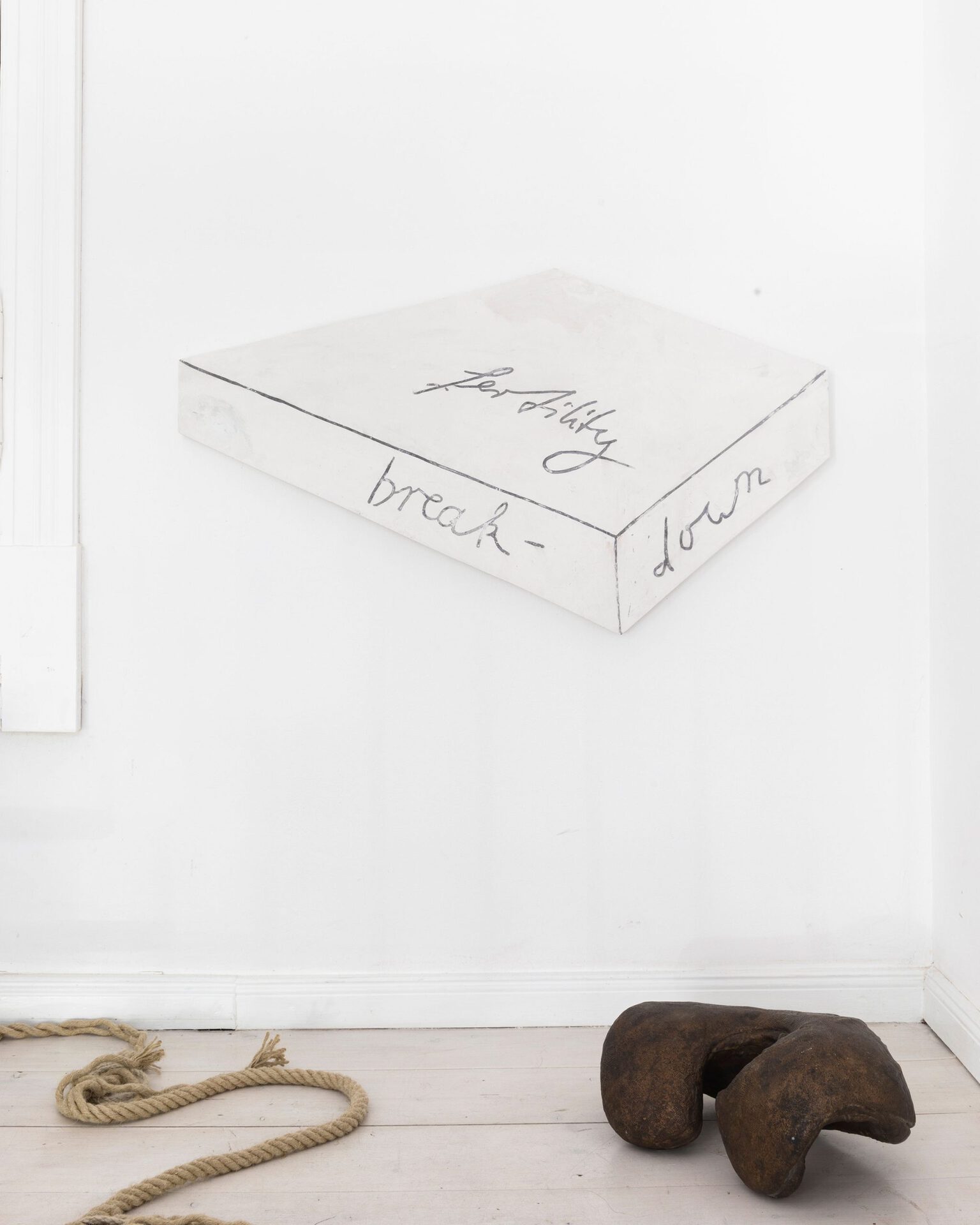 Wall: Carolin Eidner, Fertility Breakdown II, 2021, Pigmented plaster, mounted on styrofoam, 50 x 70 x 3 cm / Floor: Anna Lena Grau, Packstück 5, 2017/18 Brass 18 x 36 x 21 cm