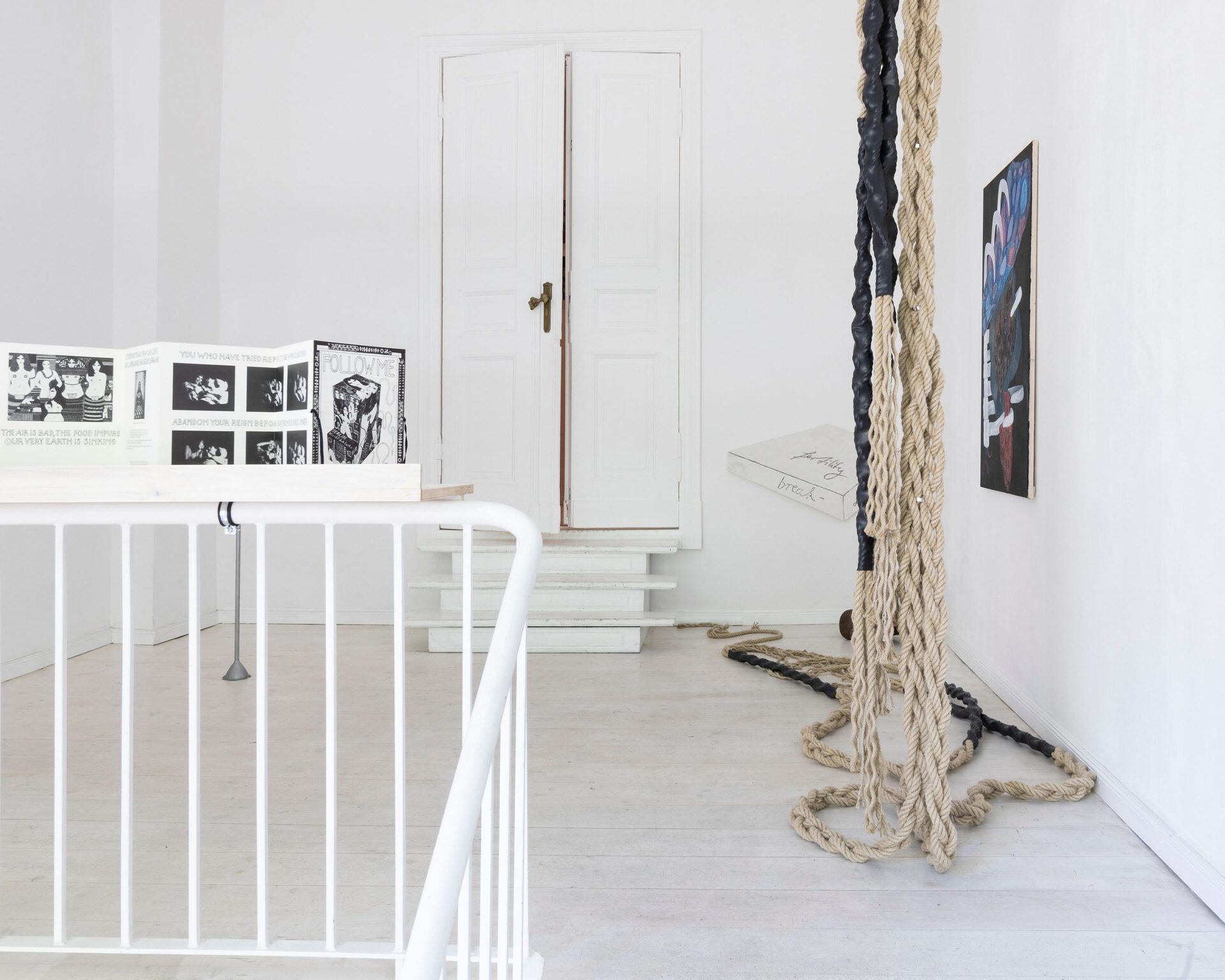 Left: Dorothy Iannone, Follow Me, 1987, Leporello / Right: Una Szeemann, As we lay on fingers, 2021, Rope, shrinking tube, metal, 920 x 20cm, variable