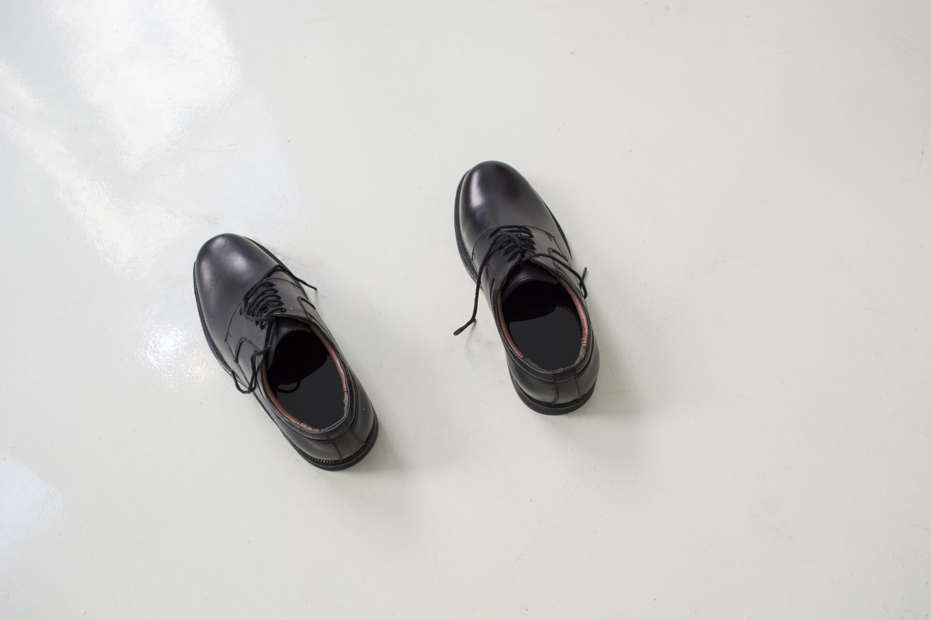 Elisabeth Molin, Whose Night Is it (2016), Used engine oil, shoes