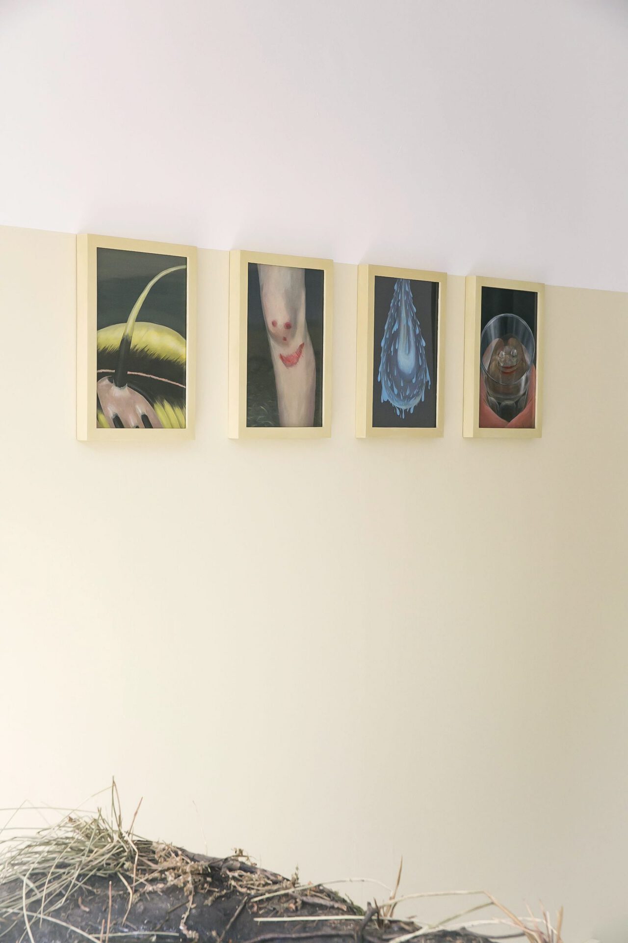 Alicja Pakosz, Kissing the mirror, 2021, exhibition view