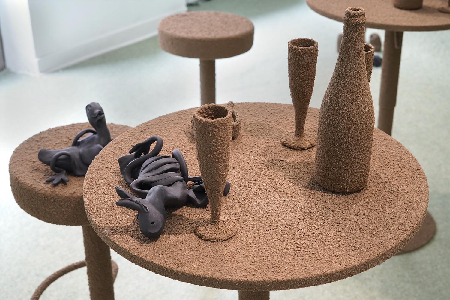 Louise Porte, Make the knees move again, 2021, ceramics + Harold Lechien, Lendemain de veille, 2021, furniture and sanded objects
