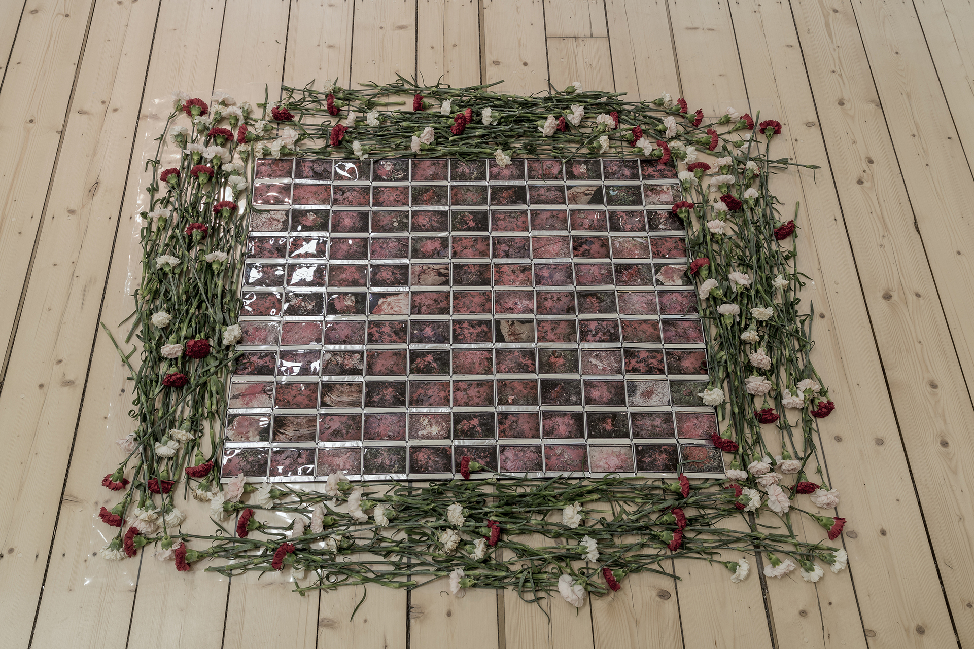 Nata Sopromadze, Lomisoba, 2015, installation with 130 Polaroids, each 8,6 X 5,4cm