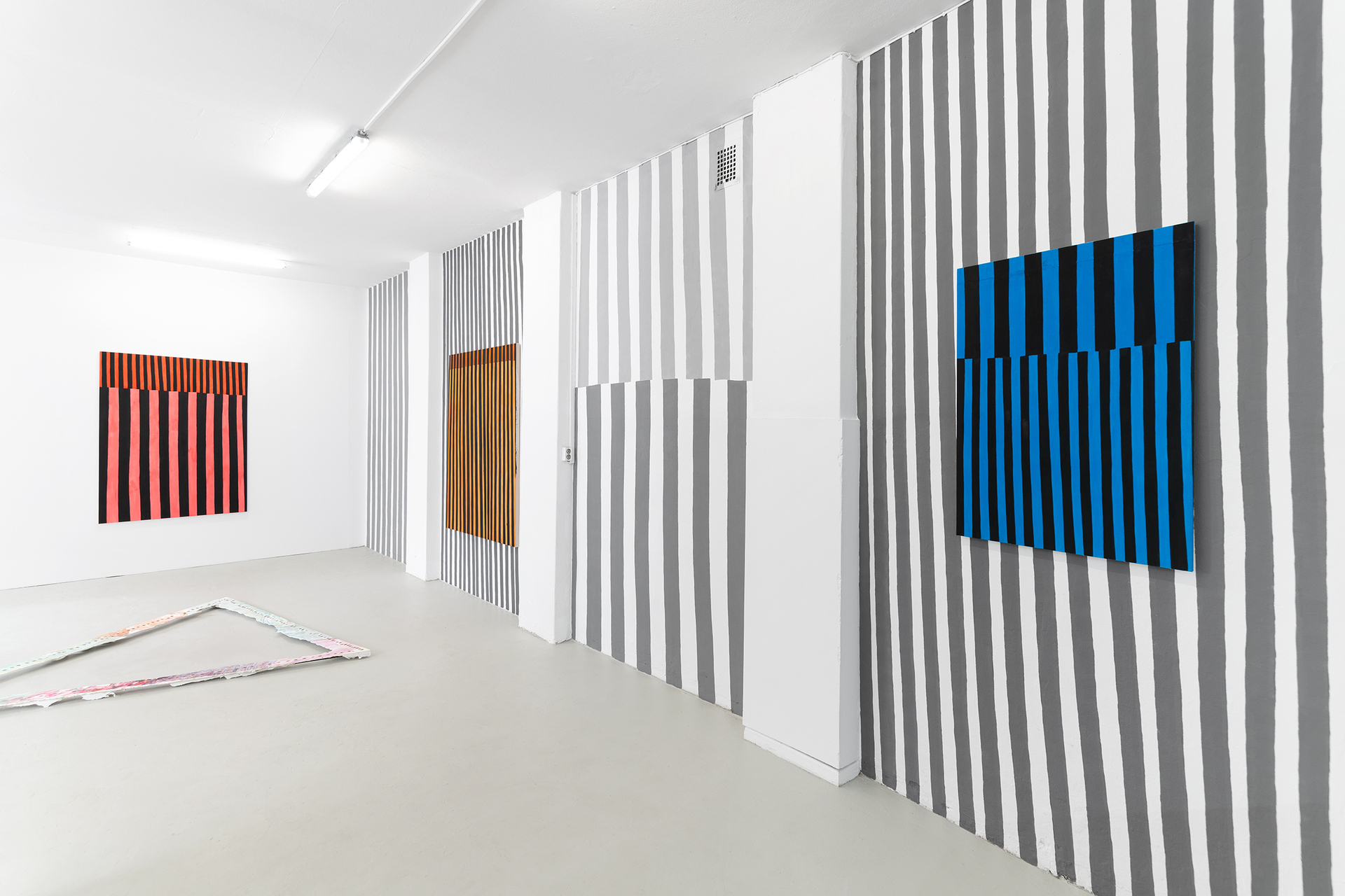 Installation view, “Lotta Bartoschewski / Sophia Domagala — WELTANEIGNUNG”, 2021