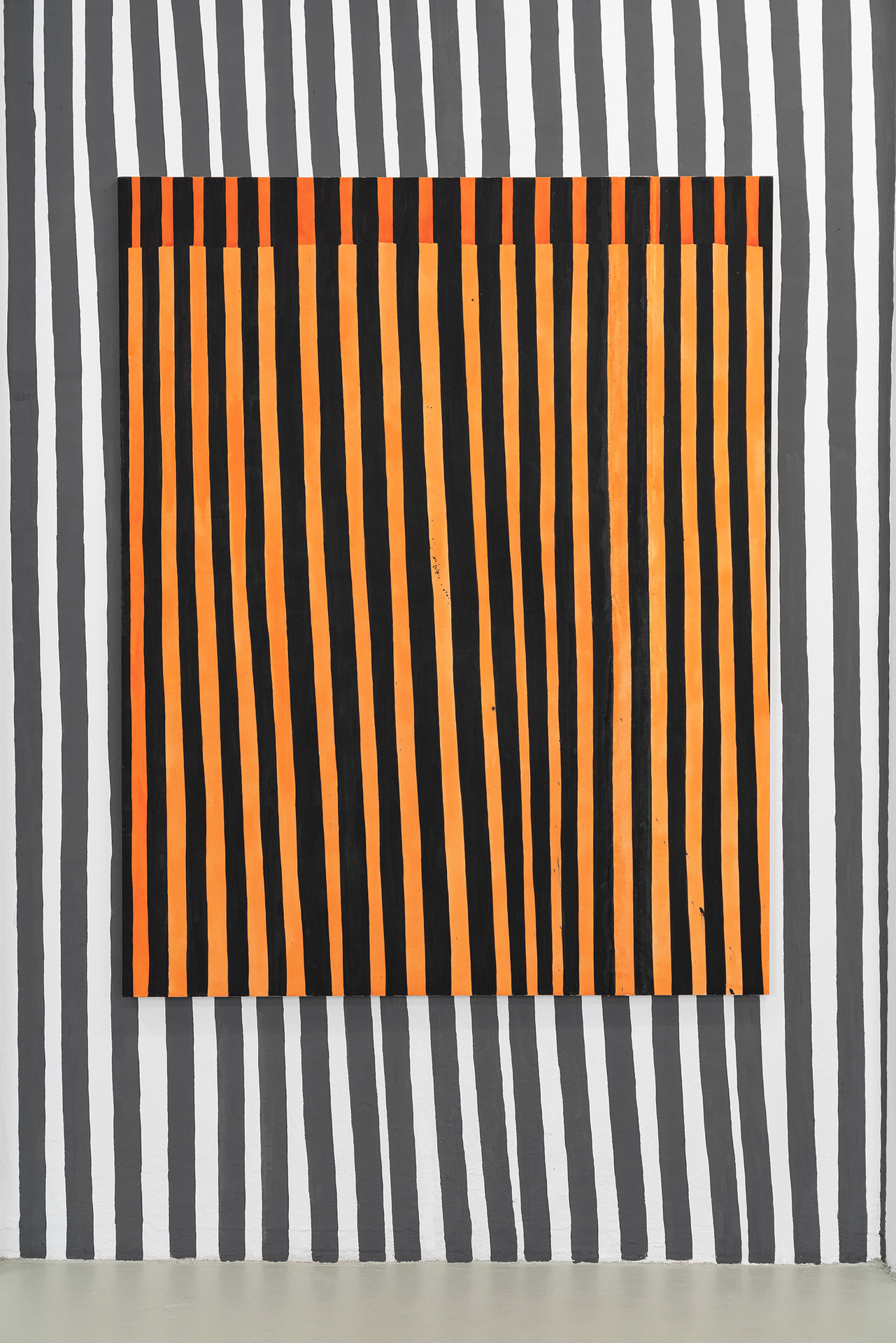 Sophia Domagala, “Schwarze Streifen auf orange”, acrylic on canvas, 136 x 171 cm, 2021