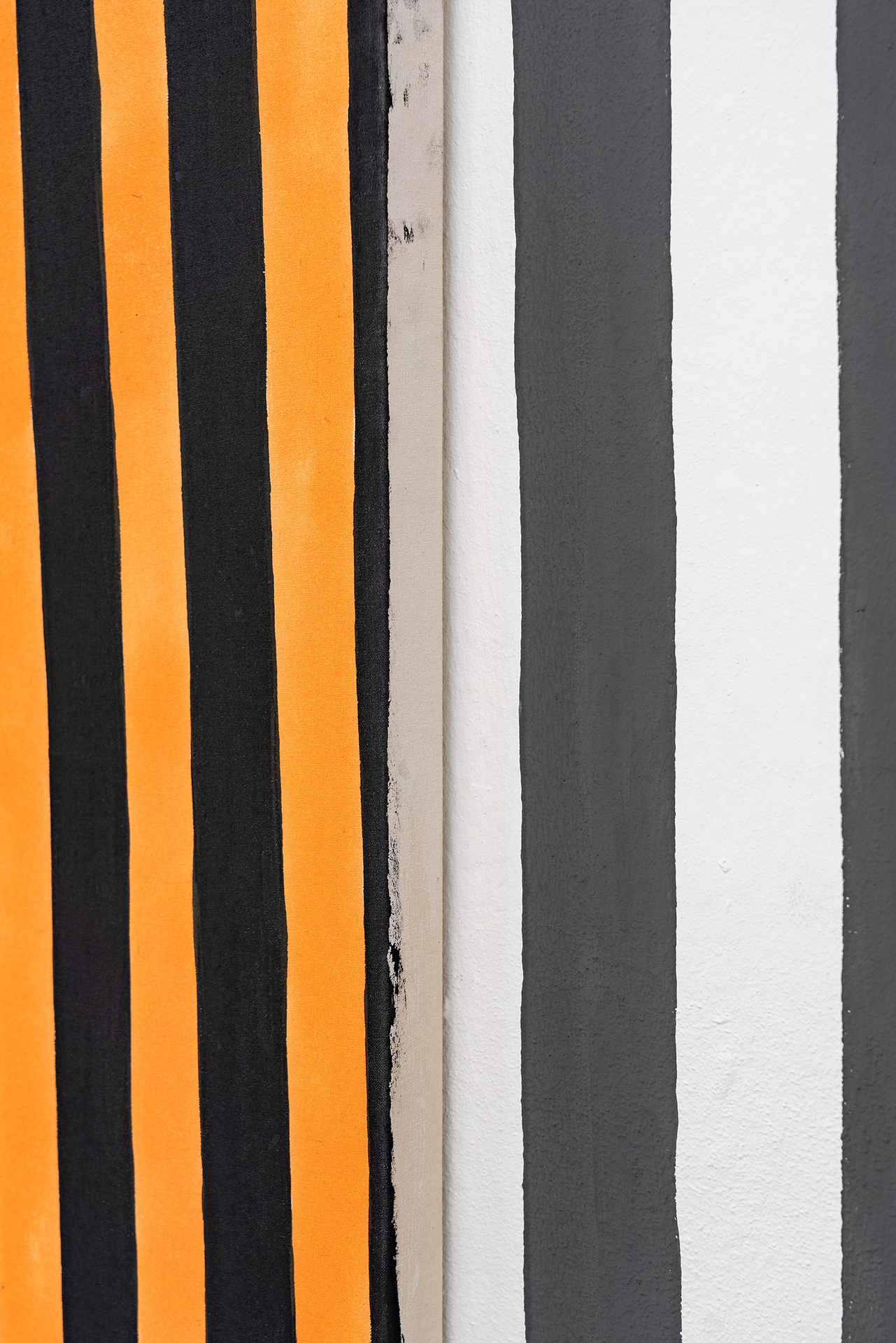 Sophia Domagala, “Schwarze Streifen auf orange” (detail), 2021