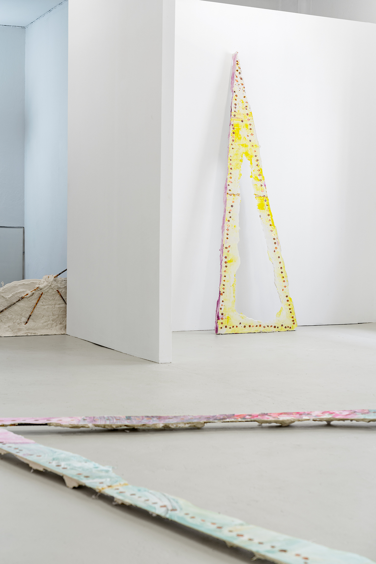 Installation view, “Lotta Bartoschewski / Sophia Domagala — WELTANEIGNUNG”, 2021