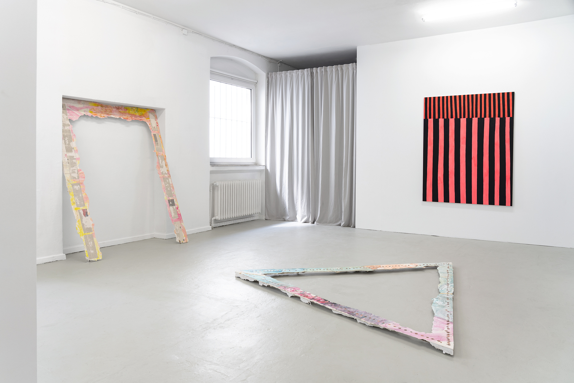 Installation view, “Lotta Bartoschewski / Sophia Domagala — WELTANEIGNUNG”, 2021