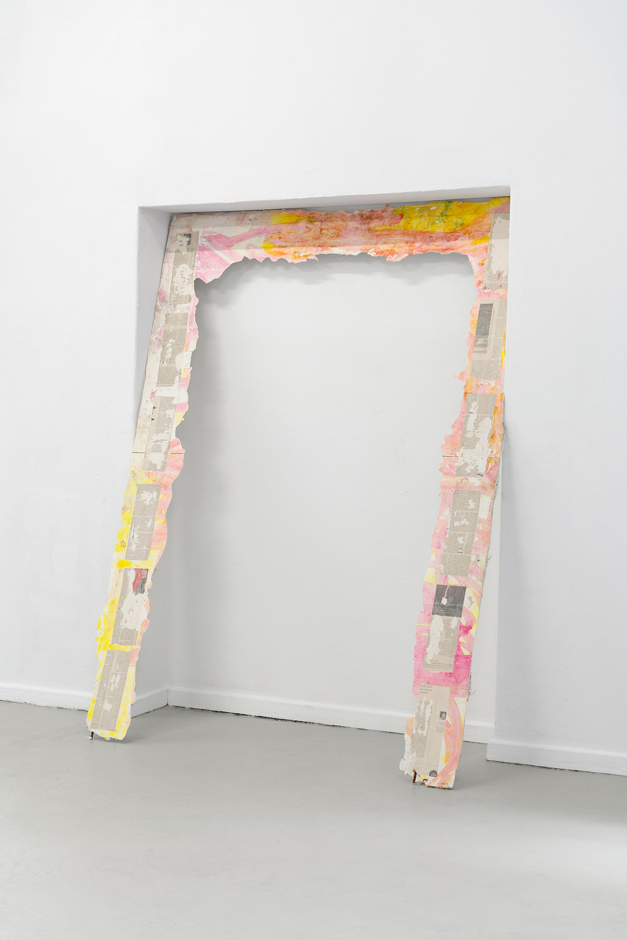 Lotta Bartoschewski, “Schmuck”, plaster, ink, old newspapers, clay, 220 x 115 cm, 2021