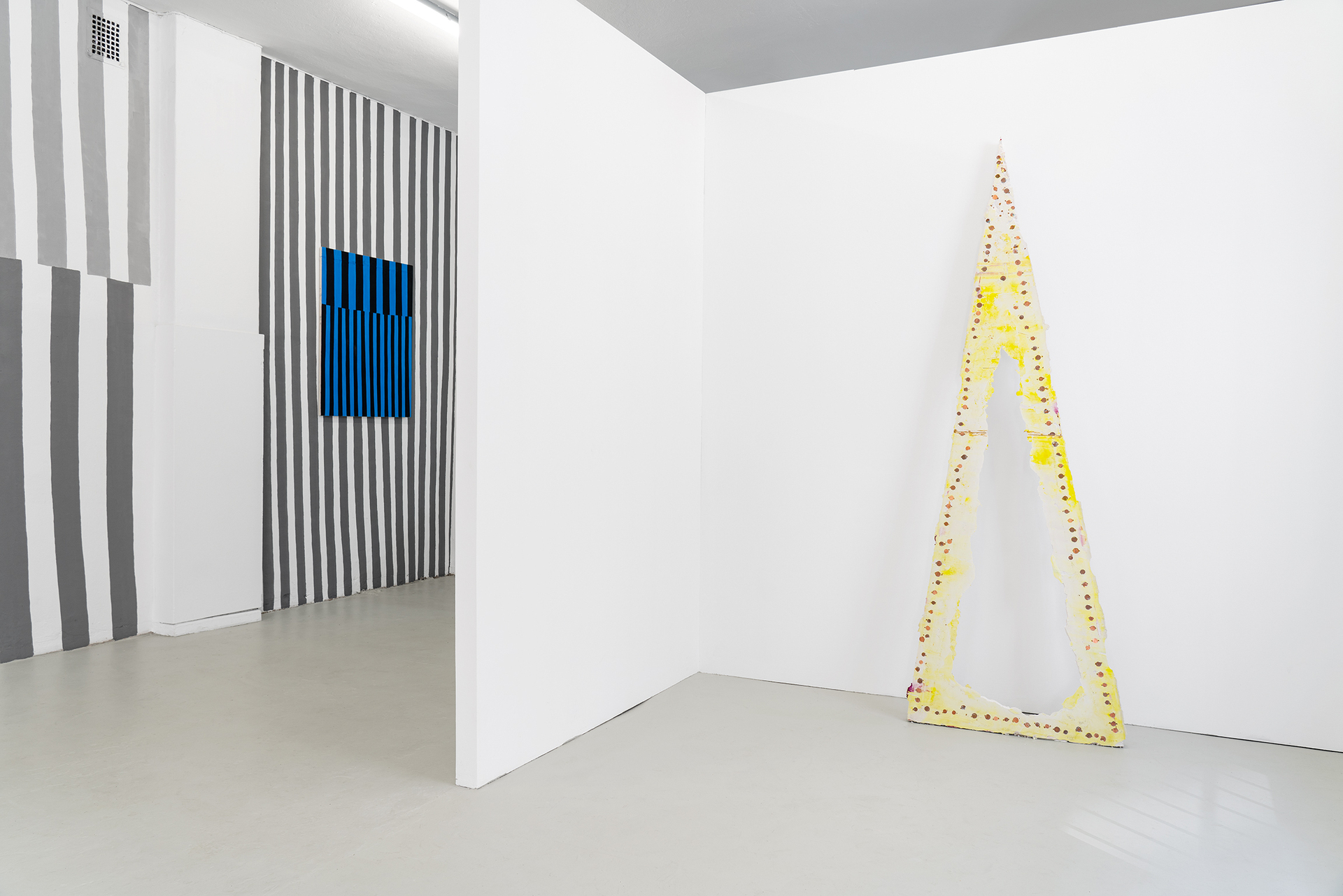 Installation view, “Lotta Bartoschewski / Sophia Domagala — WELTANEIGNUNG”, 2021
