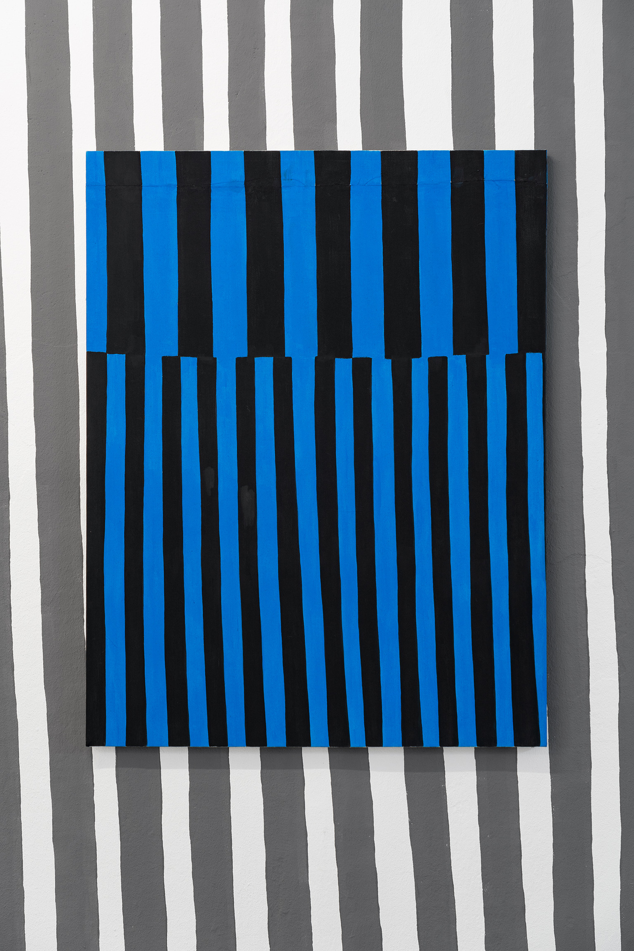 Sophia Domagala, “Schwarze Streifen auf blau”, acrylic on canvas, 107 x 83 cm, 2021