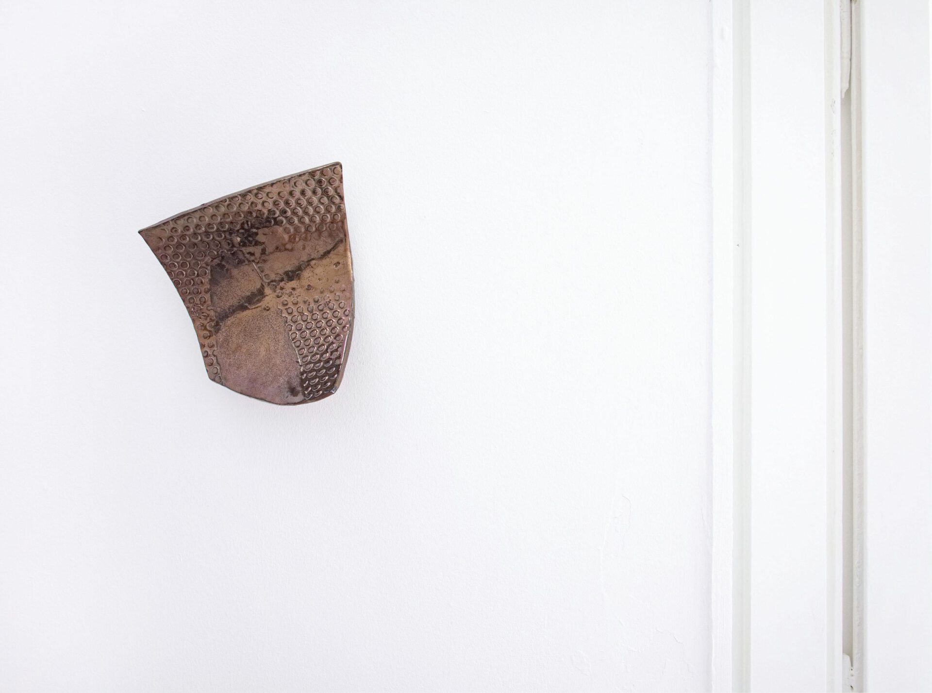 Nina Laaf, ohne titel (flattered), 2021, ceramic, gold glaze with iron content, 26 x 20 x 9,5 cm