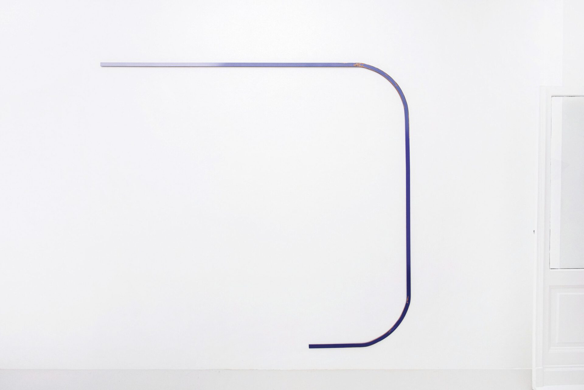 Nina Laaf, understatement, 2020, copper, lacquer, 228 x 233 x 0,5 cm
