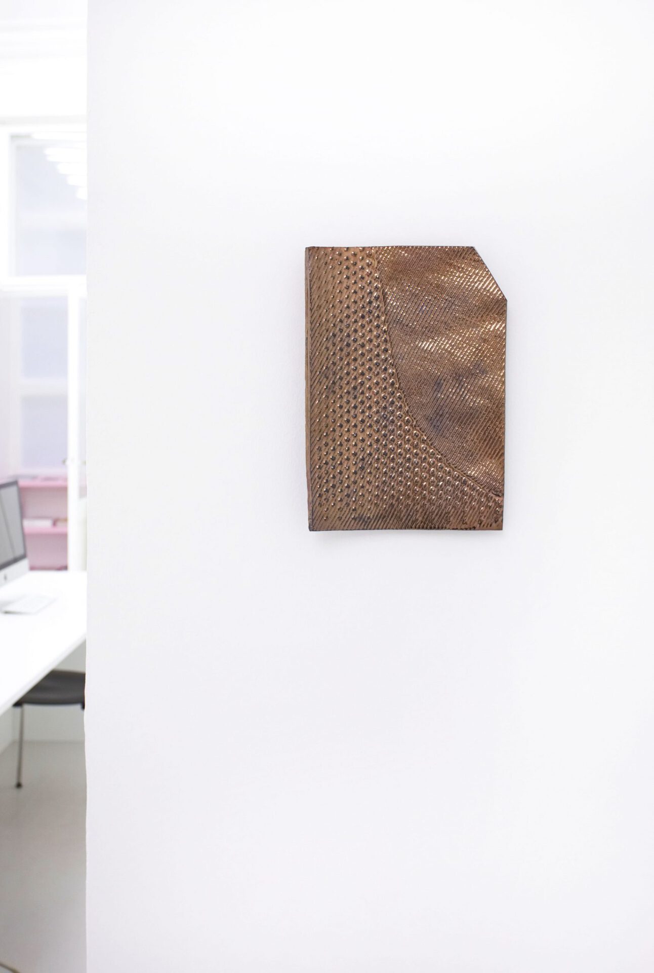 Nina Laaf, ohne titel (kann ein stein ein berg sein?), 2021, ceramic, gold glaze with iron content, 34 x 25 x 11 cm