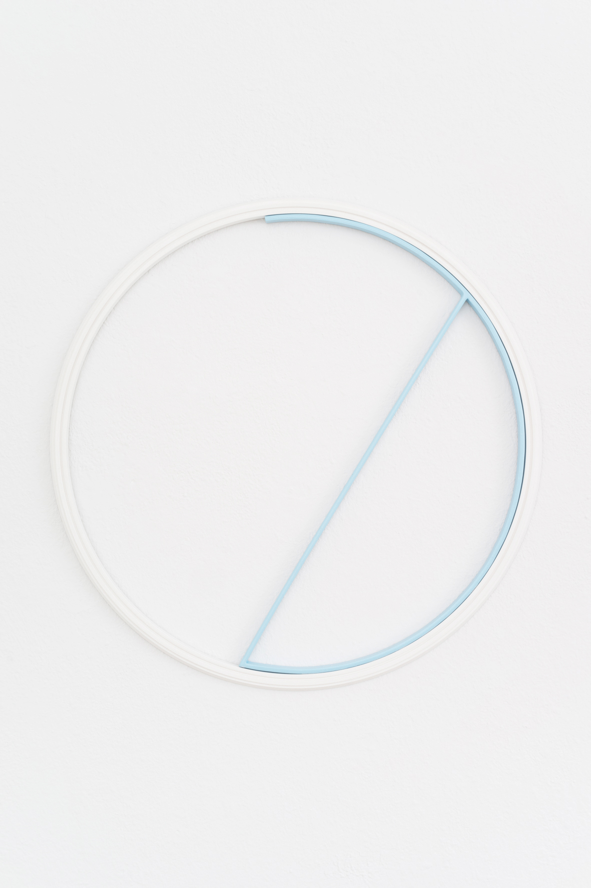 Nina Laaf, sonoe, 2020, gypsum, black steel, lacquer, 53 x 53 x 1,5 cm