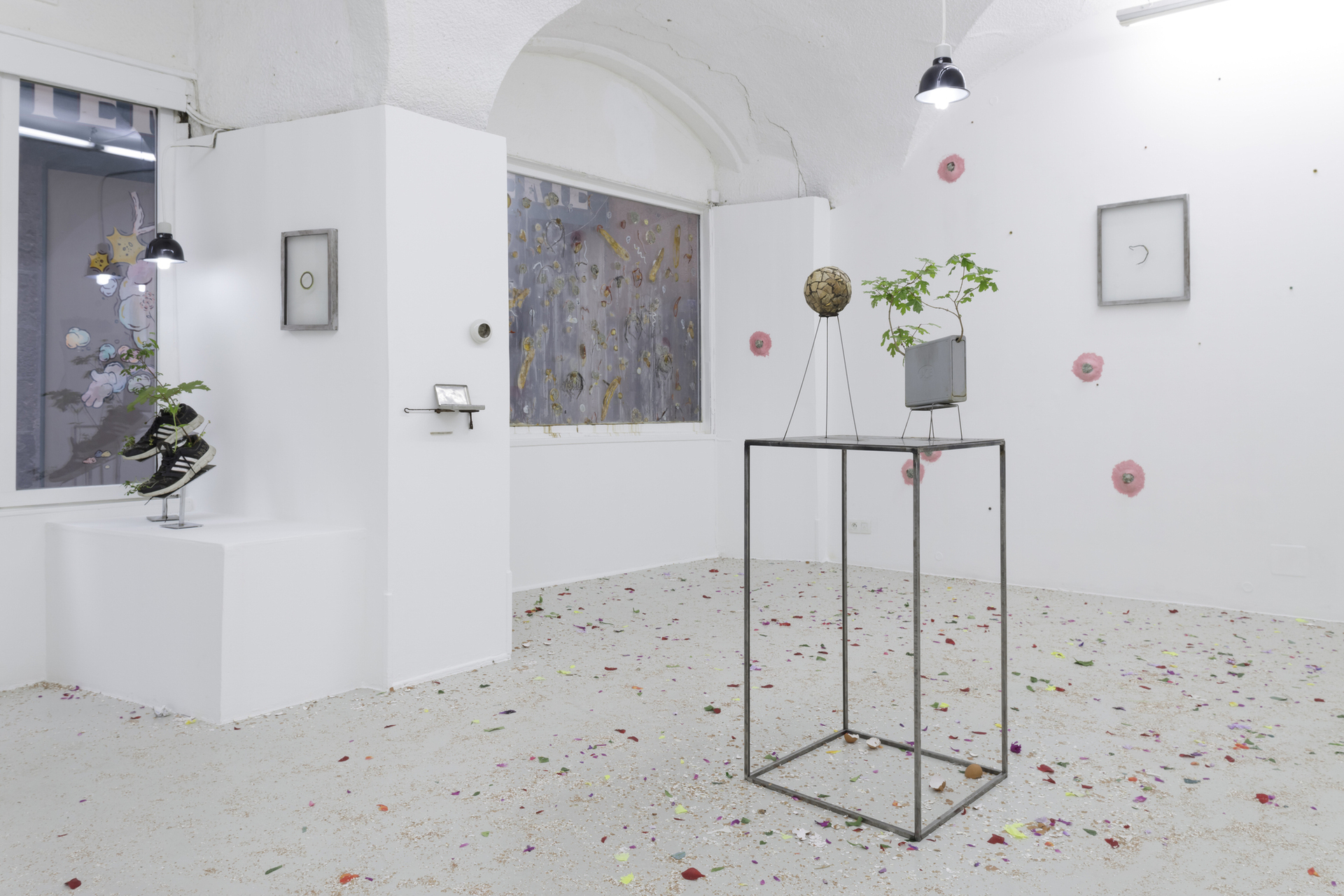 Exhibition view, On loop, Michel Blazy and Enzo Mianes, In extenso. Courtesy of In extenso. Picture: Ludovic Combe