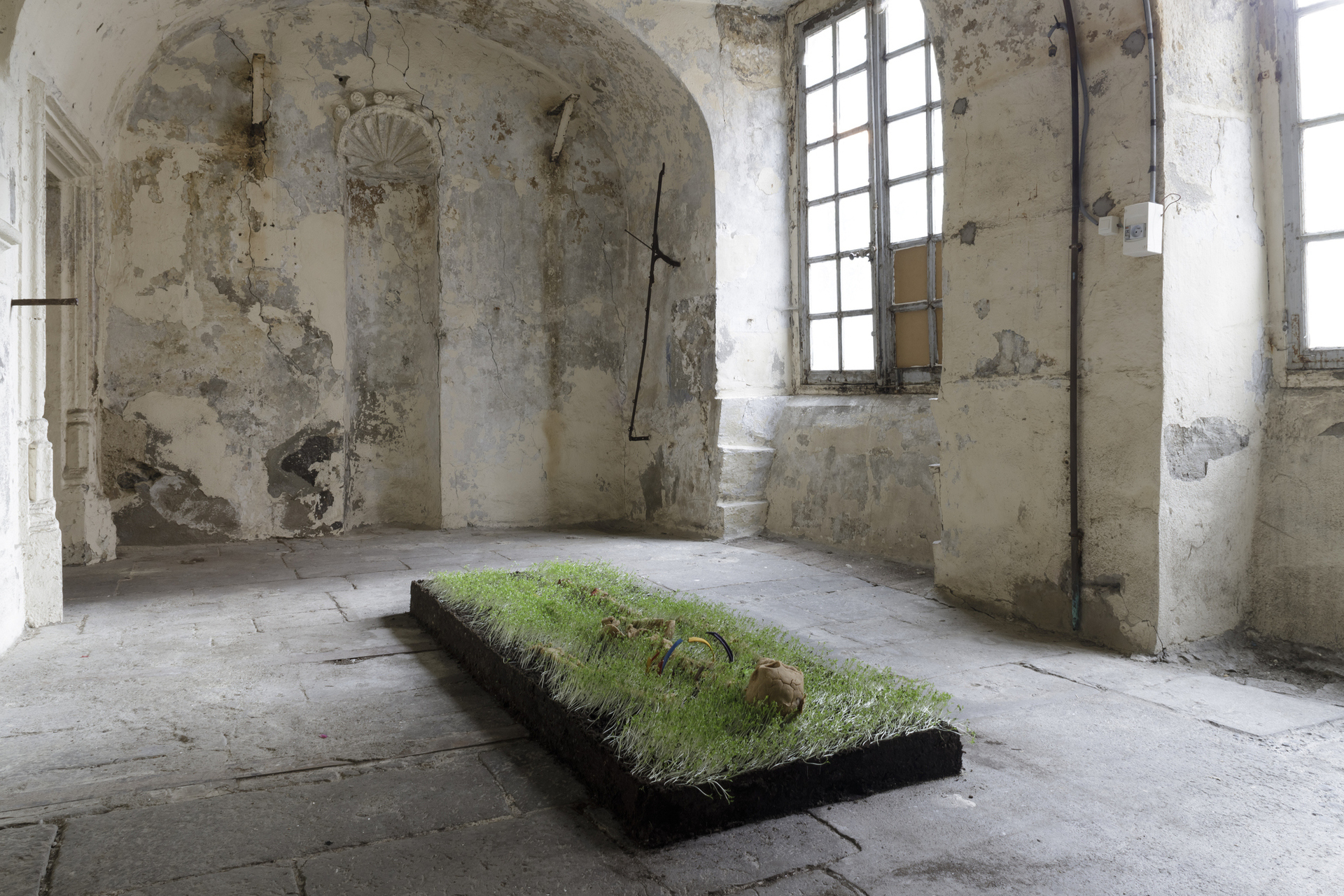 Exhibition view, On loop, Michel Blazy and Enzo Mianes, In extenso. Courtesy of In extenso. Picture: Ludovic Combe
