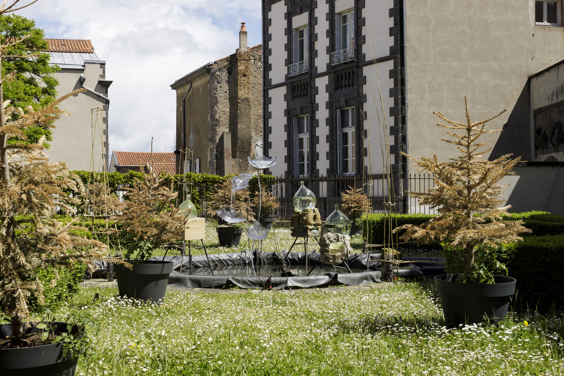 Exhibition view, On loop, Michel Blazy and Charlie Jouan, Hôtel de Chazerat. Courtesy of In extenso. Picture: Ludovic Combe