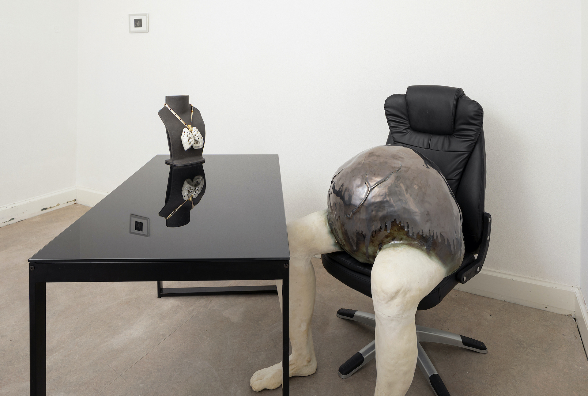 Vesna Bilanović, Statue à l‘effigie du directeur général de la société Puissance et Chromes, 2019-2021, Glazed stoneware, desk and armchair, variable dimensions; Pectoral Jupiter, 2019-2021, Glazed porcelain jewel, gold luster, black stoneware display, variable dimensions; Portrait du fondateur de la société Puissances et Chromes, 2019-2021, Black etching, 11 cm x 10.5 cm