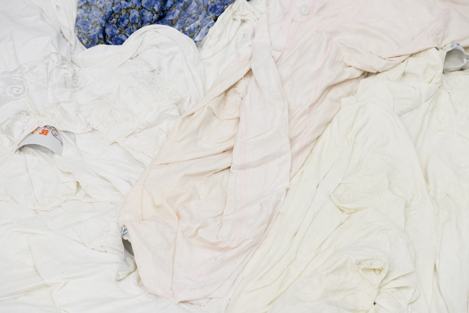 Sáro Gottstein, Nového 1194 detail, 2021. Soap, bed sheets, porcelain, 20 x 133 x 133 cm