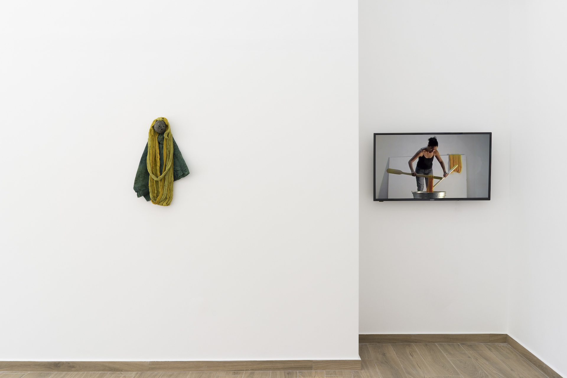 Sandra Monterroso, Triángulo / Rax (Triangle / Rax), 2019, Coconut, textile, thread dyed with Indigofera and yellow dye, 24 x 46 x 8 cm, Unique, Courtesy of the artist and Cecilia Brunson Projects, London & Colorando las Hebras (Coloring the Threads) and Decolorando las Hebras (Discoloring the Threads), 2011, Video-Performance Diptych, 14’42”, 6 + 1 AP, Courtesy of the artist, Photo: Alexandra Masmanidi, 2021