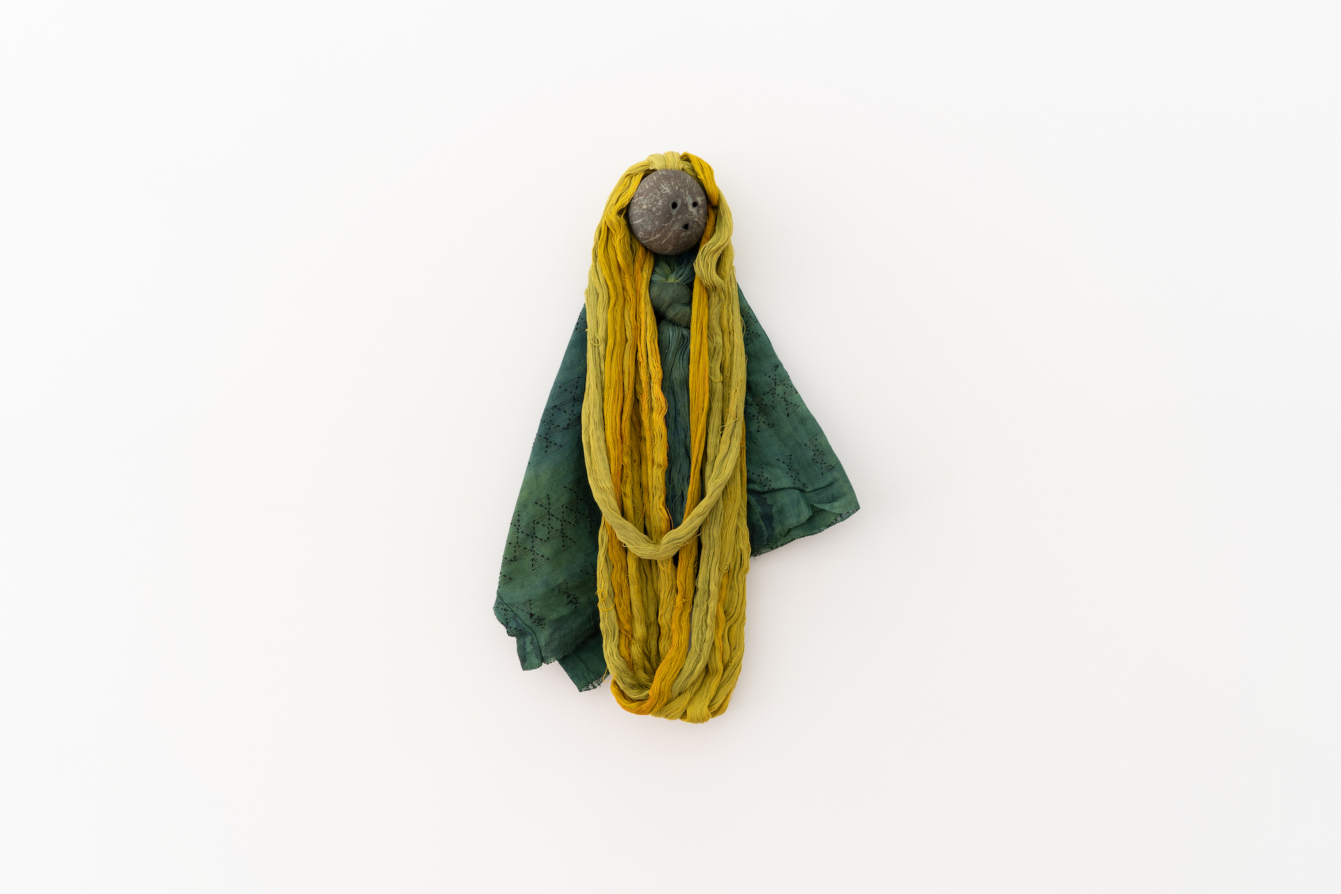 Sandra Monterroso, Triángulo / Rax (Triangle / Rax), 2019 Coconut, textile, thread dyed with Indigofera and yellow dye, 24 x 46 x 8 cm, Unique, Courtesy of the artist and Cecilia Brunson Projects, London / Callirrhöe, Athens, Photo: Alexandra Masmanidi, 2021