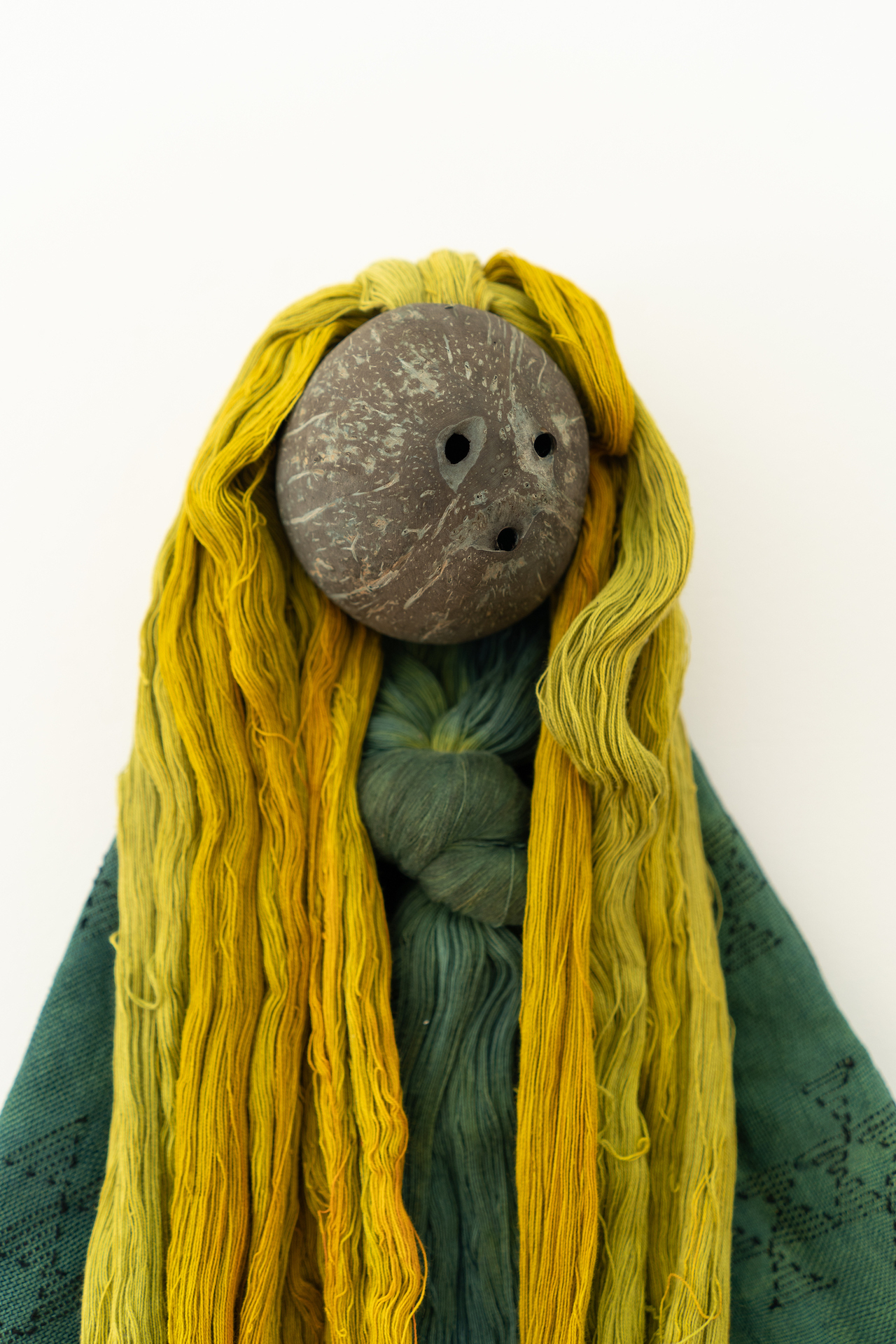 Sandra Monterroso, Triángulo / Rax (Triangle / Rax), 2019 Coconut, textile, thread dyed with Indigofera and yellow dye, 24 x 46 x 8 cm, Unique, Courtesy of the artist and Cecilia Brunson Projects, London / Callirrhöe, Athens, Photo: Alexandra Masmanidi, 2021