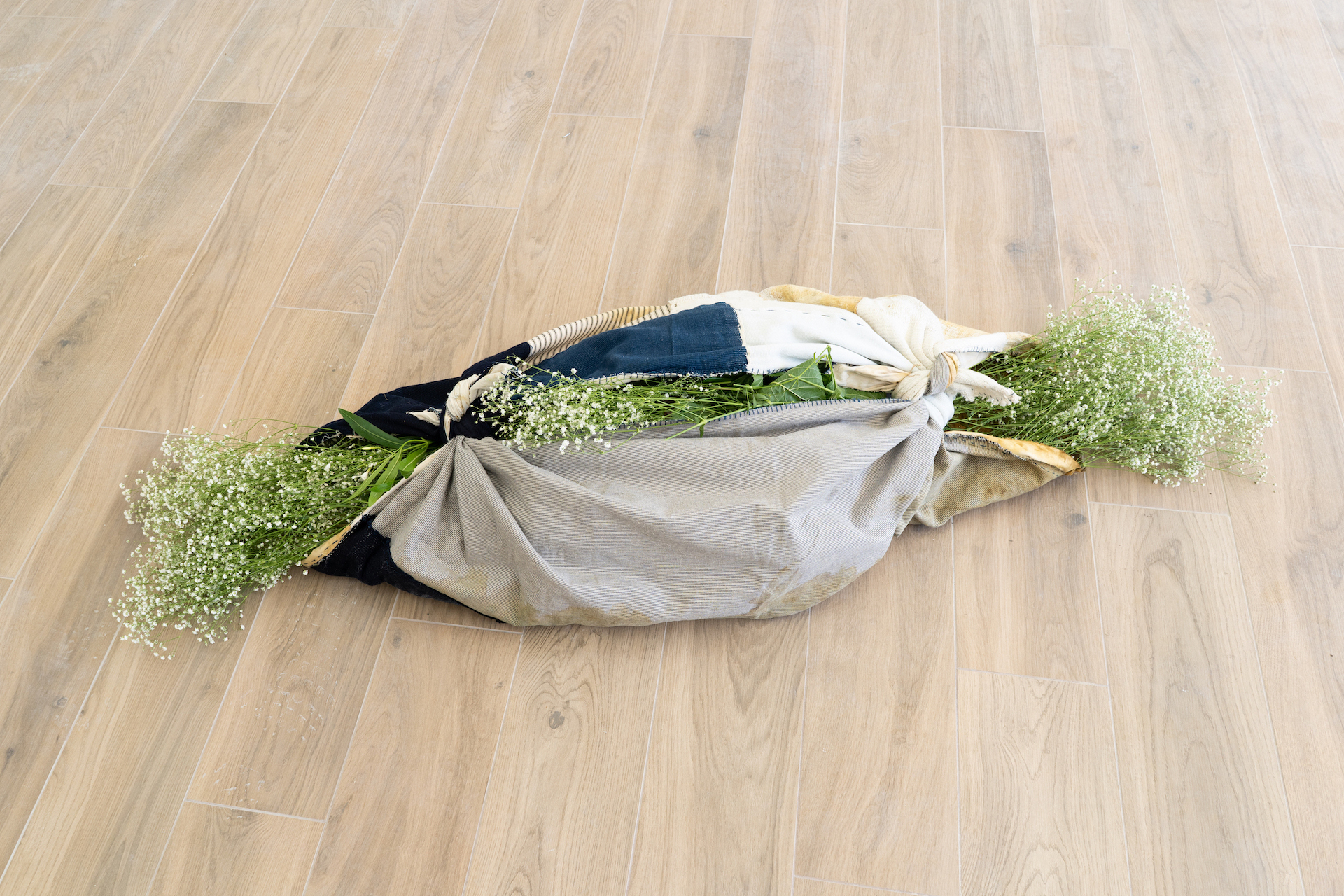 Hellen Ascoli, What remains, 2016 - 2018, Handmade and found fabrics, sewing, flowers, 155 x 135 cm, Unique, Courtesy of the artist and and Proyectos Ultravioleta, Guatemala / Callirrhöe, Athens, Photo: Alexandra Masmanidi, 2021