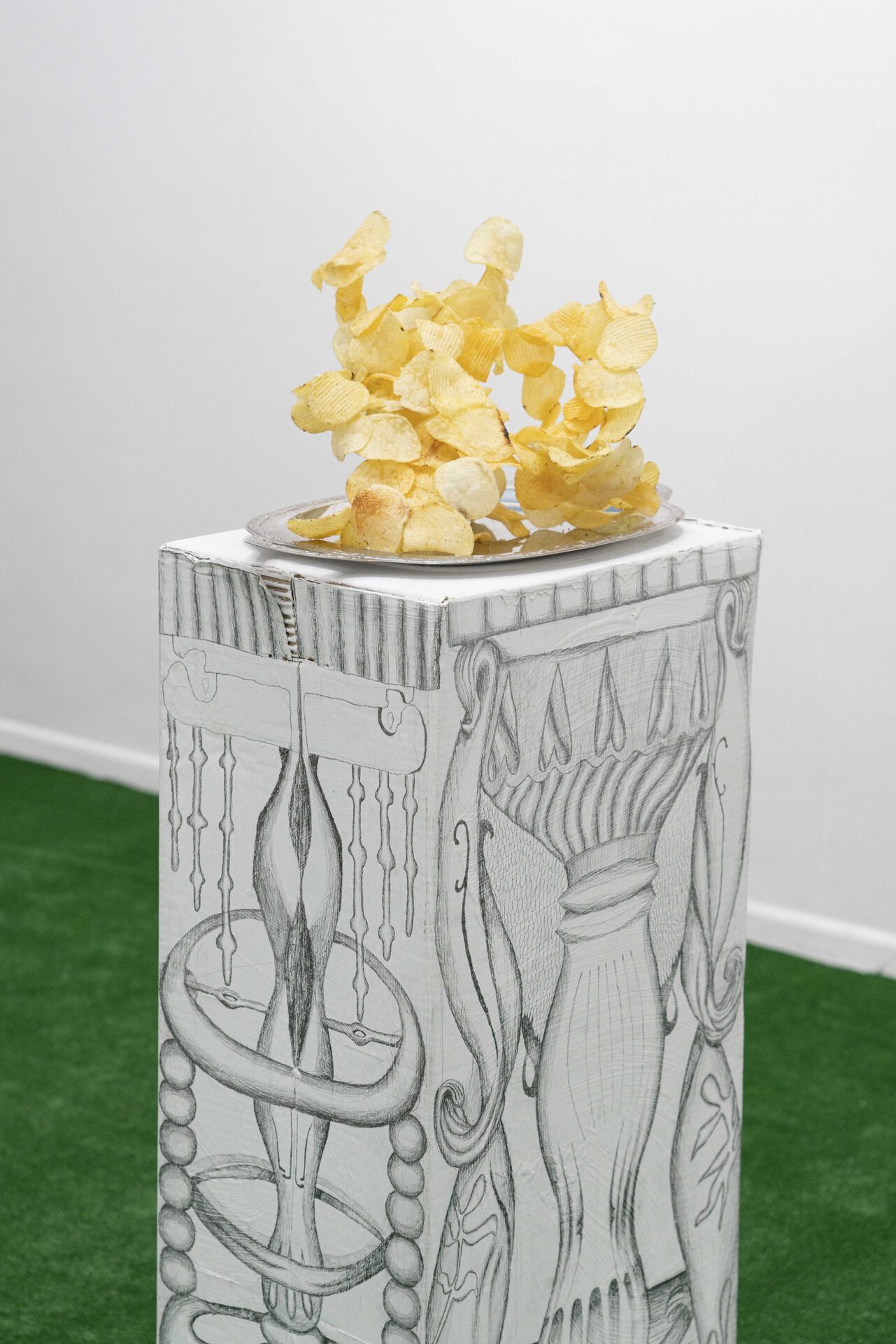 Wiktoria Kieniksman, “Chips sculpture”, 2021, instalation, 37x27x110cm