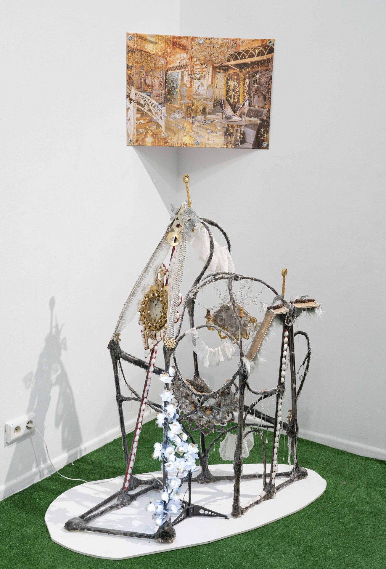 Katarzyna Wyszkowska “Highlanders Princedom”, instalation, 2021, 120x60x135cm, 50x70cm