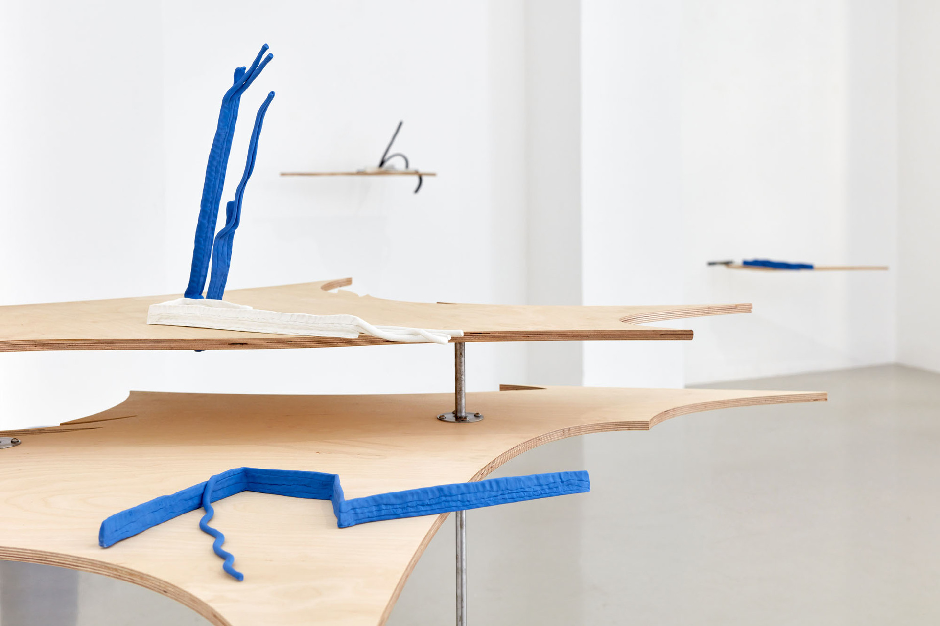 Double bind, 2021, porcelain, birch plywood, metal, 127,5 × 190 × 140 cm