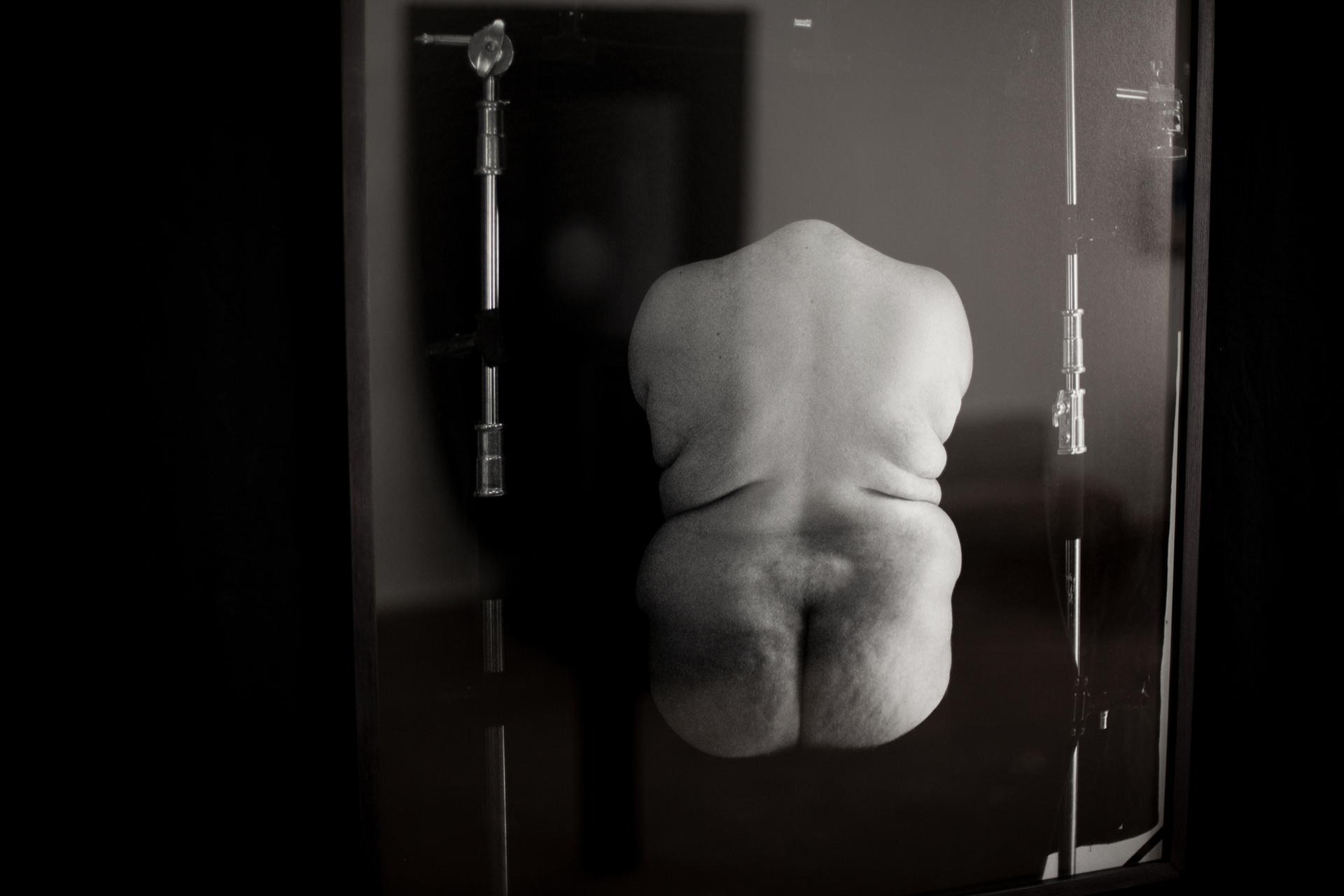 Tore Hallas: Thanatos 3, 2021. C-print, frama, refelctive glass, fabric backdrop
