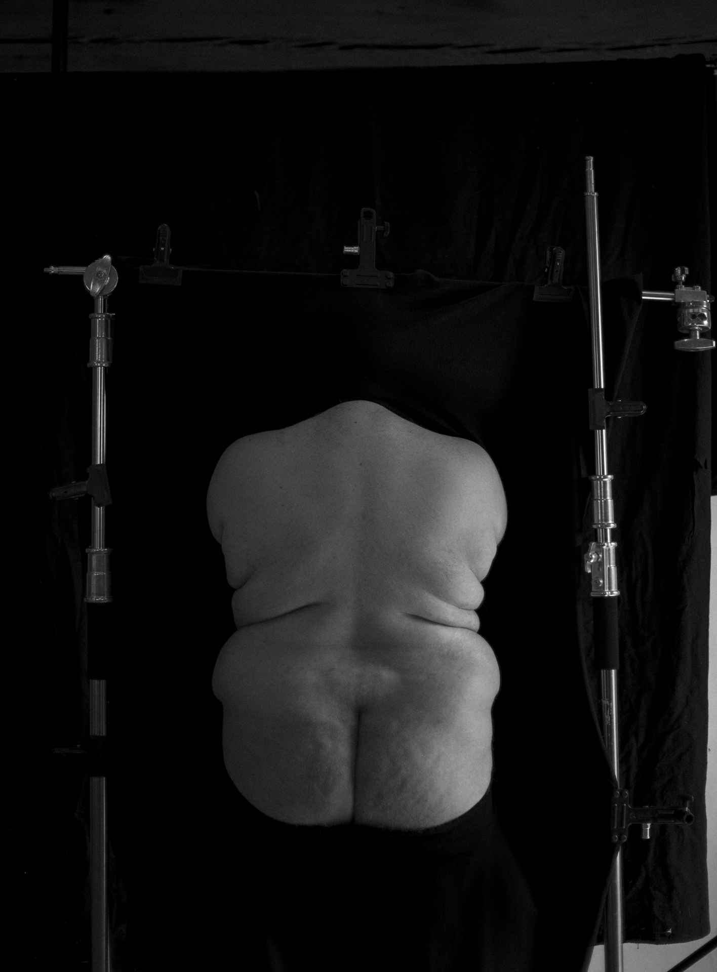 Tore Hallas: Thanatos 3, 2021. C-print, frama, refelctive glass, fabric backdrop
