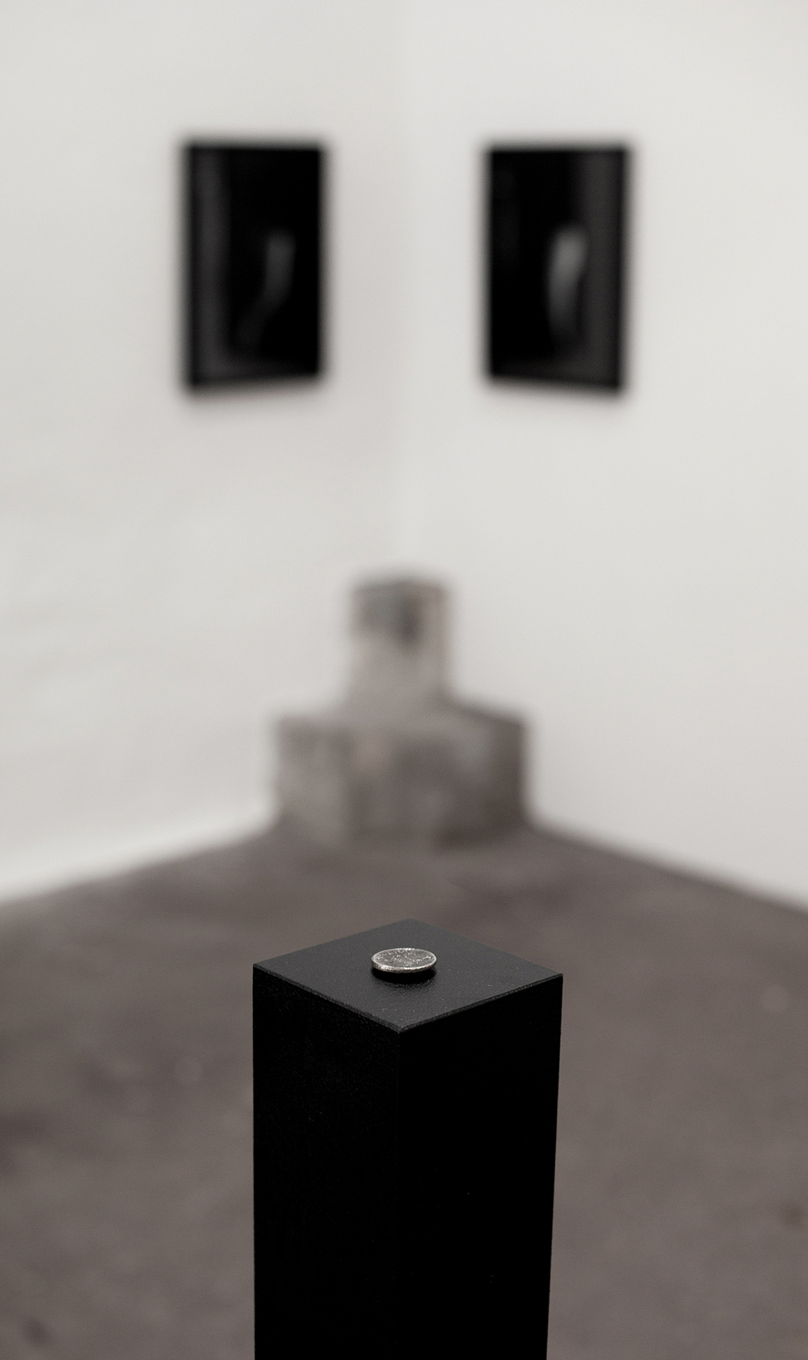 Tore Hallas: Any coin for any ferryman, 2021. Coin, podium