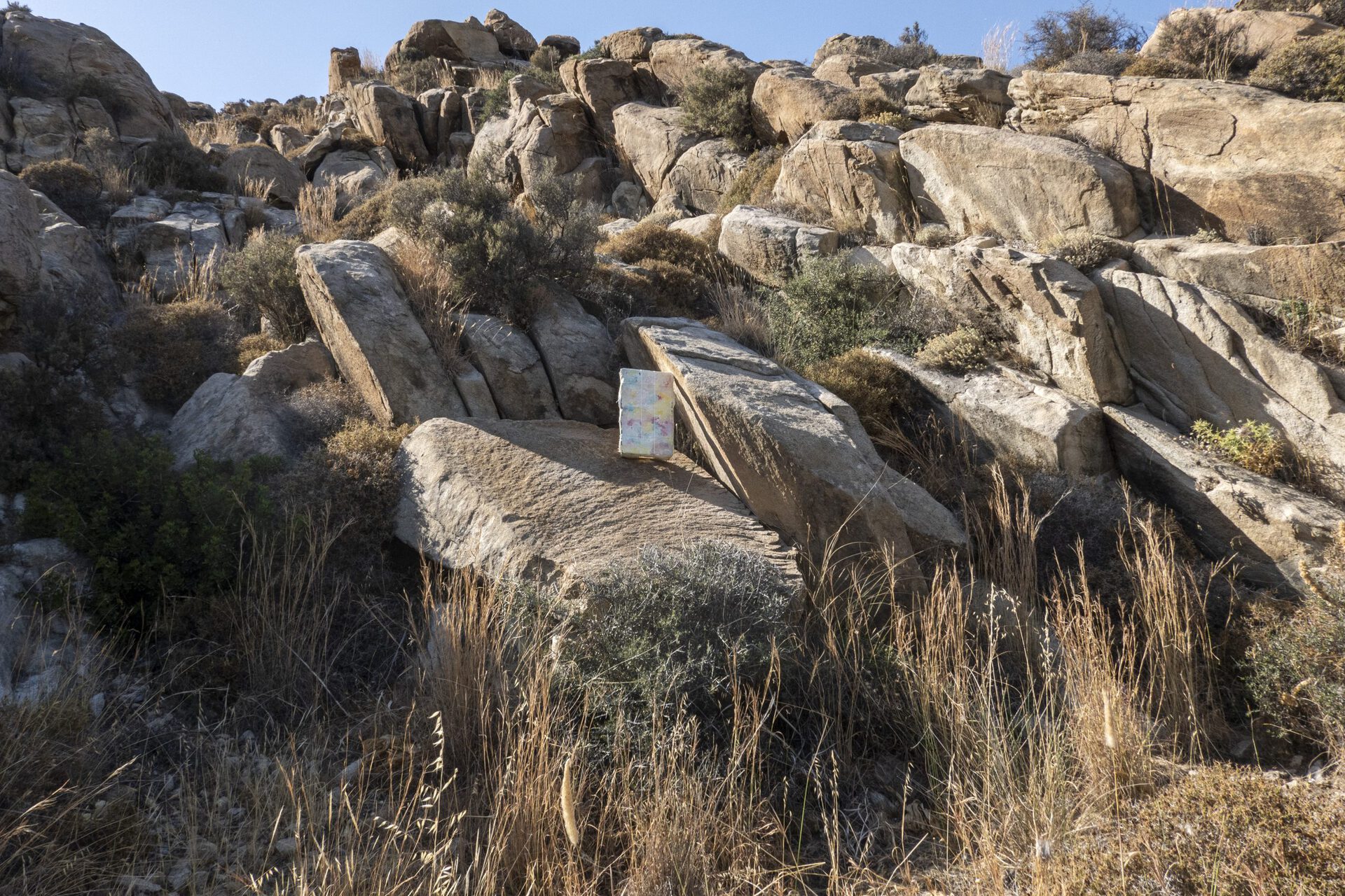 Ishai Shapira Kalter, "Seventh Stop: Kolymbithres", 2021. On the northwestern side, in Kolymbithres, the estate of the estates of Paros the artist presents one of his works on a rocky hillside.