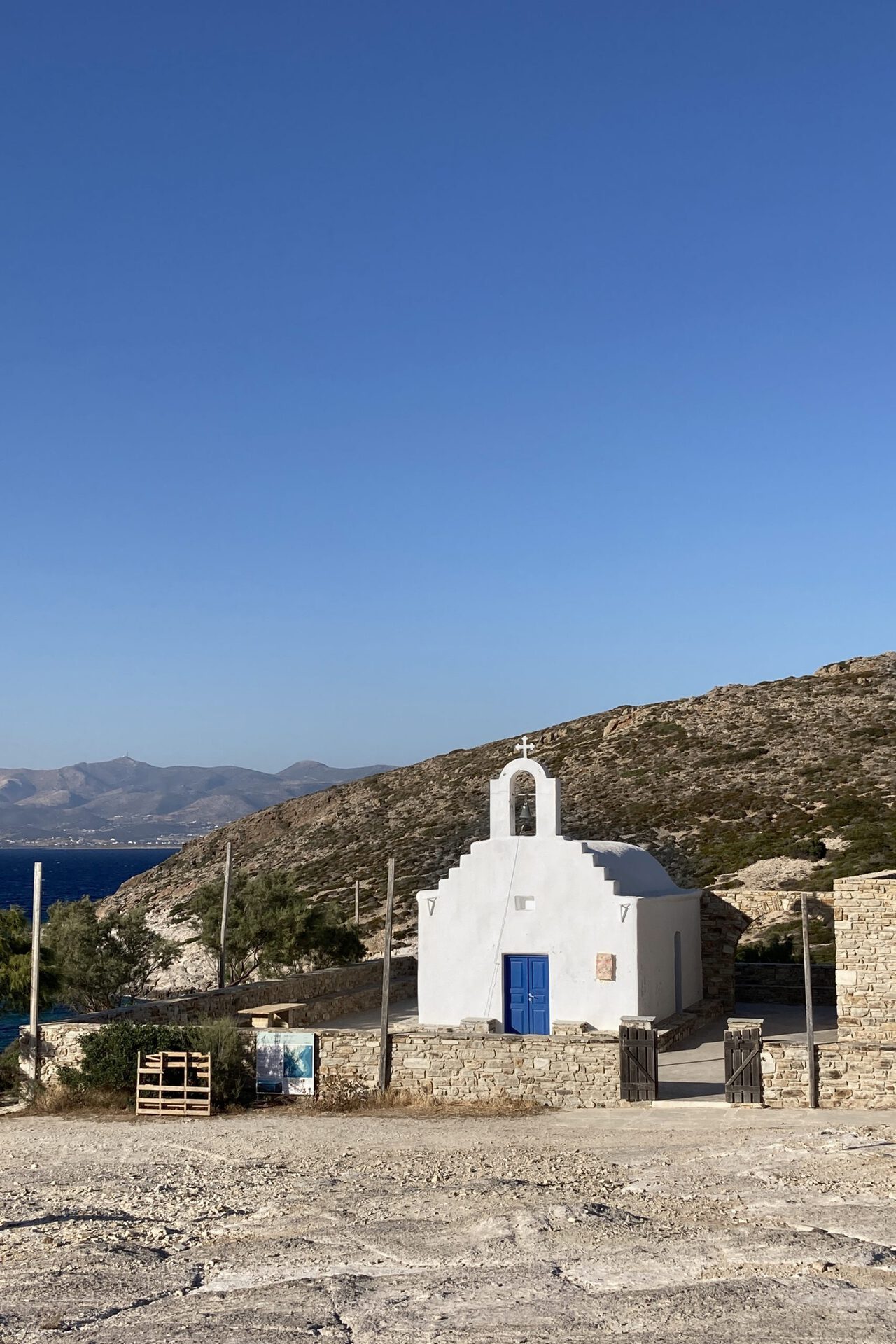 Ishai Shapira Kalter, "Eighth Stop: Foromaneri Church", 2021. From Kolymbithres, drive to the pier in Pounta. Every half an hour the ferry line that connects Paros and Antiparos arrives. Drive your car aboard. From there, on paved roads that turn into dirt roads, pass several pristine beaches until you reach Faneromeni Church, which is built on the shoreline - where the last assemblage is located, created especially for the gaze of two lovers.