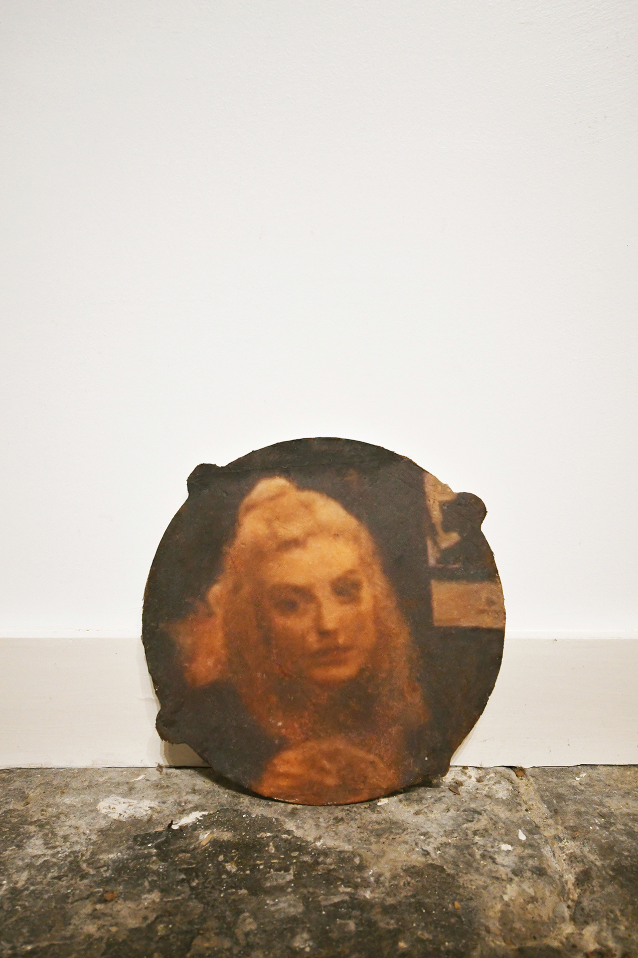 Ella Mievovsky, blondie, 29 x 29 x 2 cm oil paint on plaster, 2021