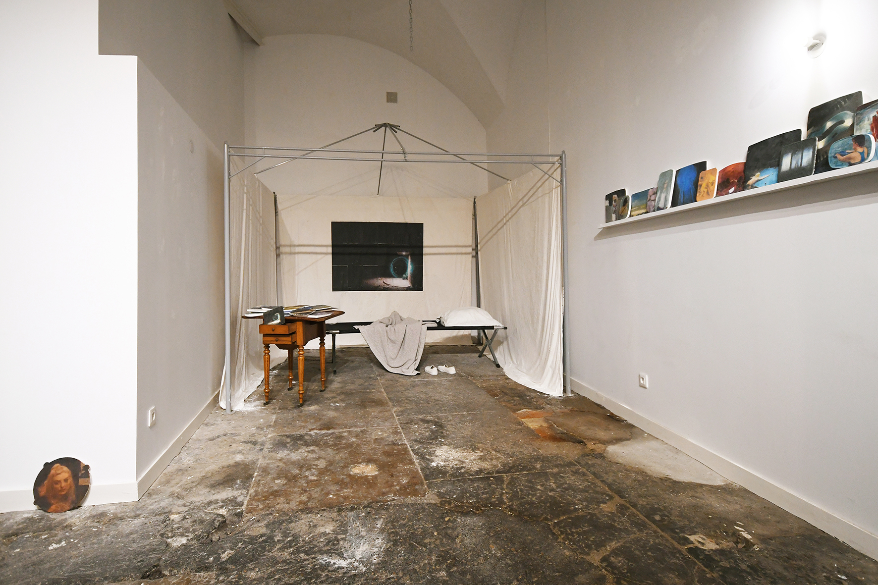 Ella Mievovsky, groundhog dog, variable dimensions, variable dimensions, metal, old wood furniture, folding bed, plaster, sheets, set of oil paintings on plaster, 2021