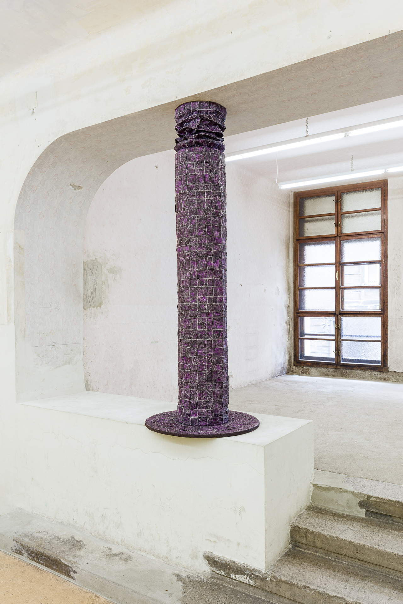Stine Ølgod, Top hat (Stunted Growth), 2021, paper, acrylics, lacquer, wood, 205 x 75 cm.