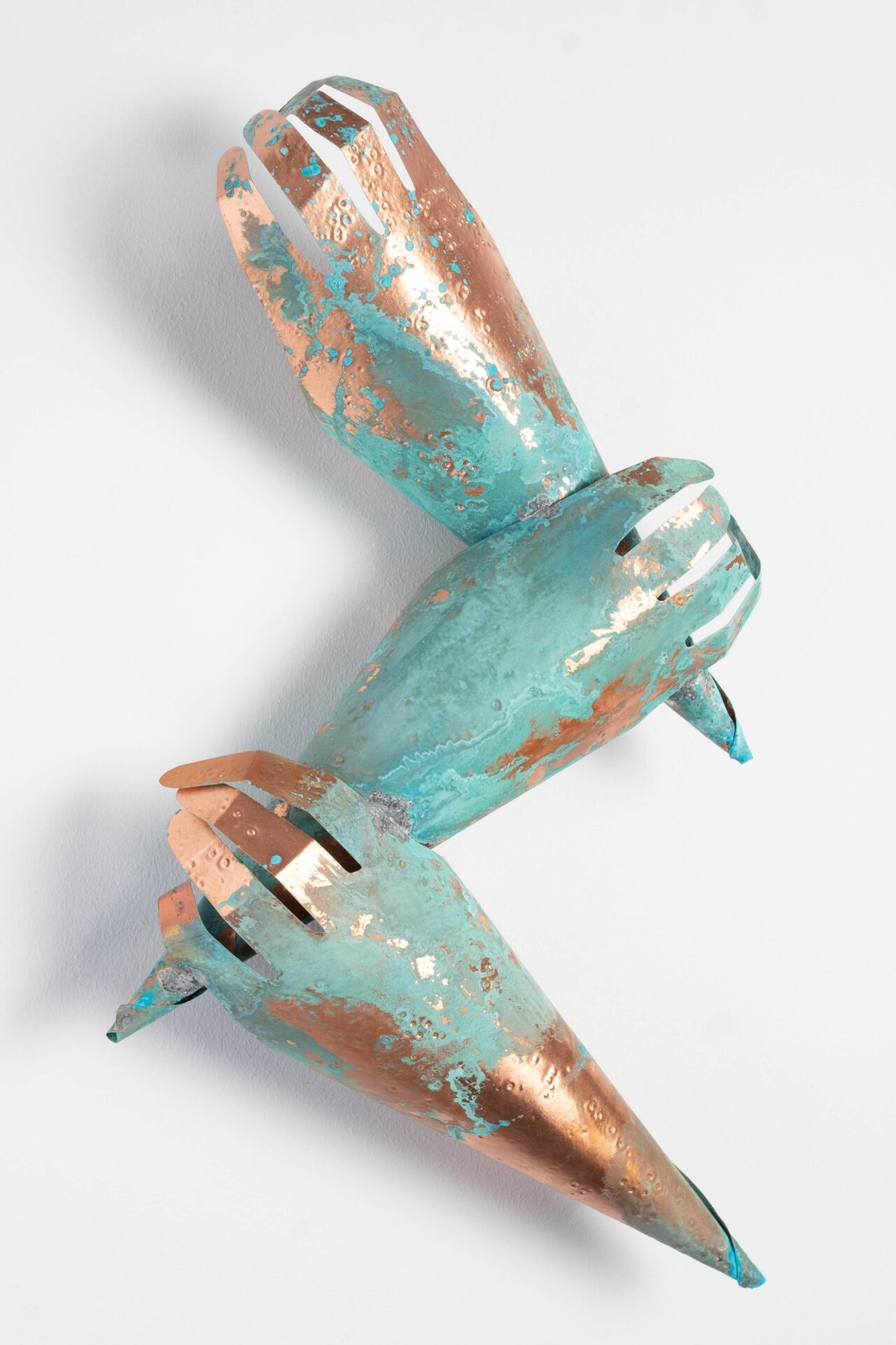 Iza Tarasewicz, Chain I, 2021, copper, blue patina, 47 x 27 x 9 cm
